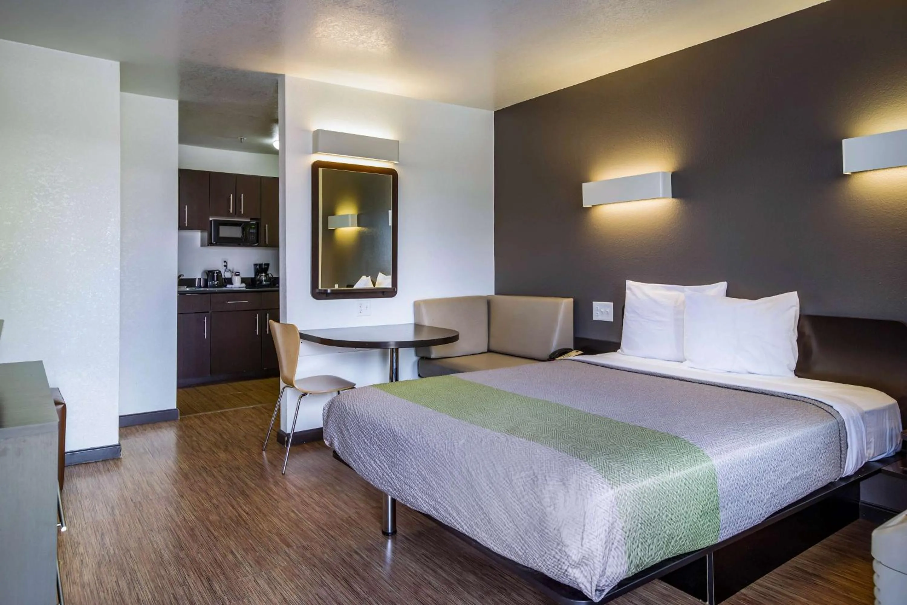 Queen Room - Non-Smoking in Studio 6-Fairfield, CA - Napa Valley