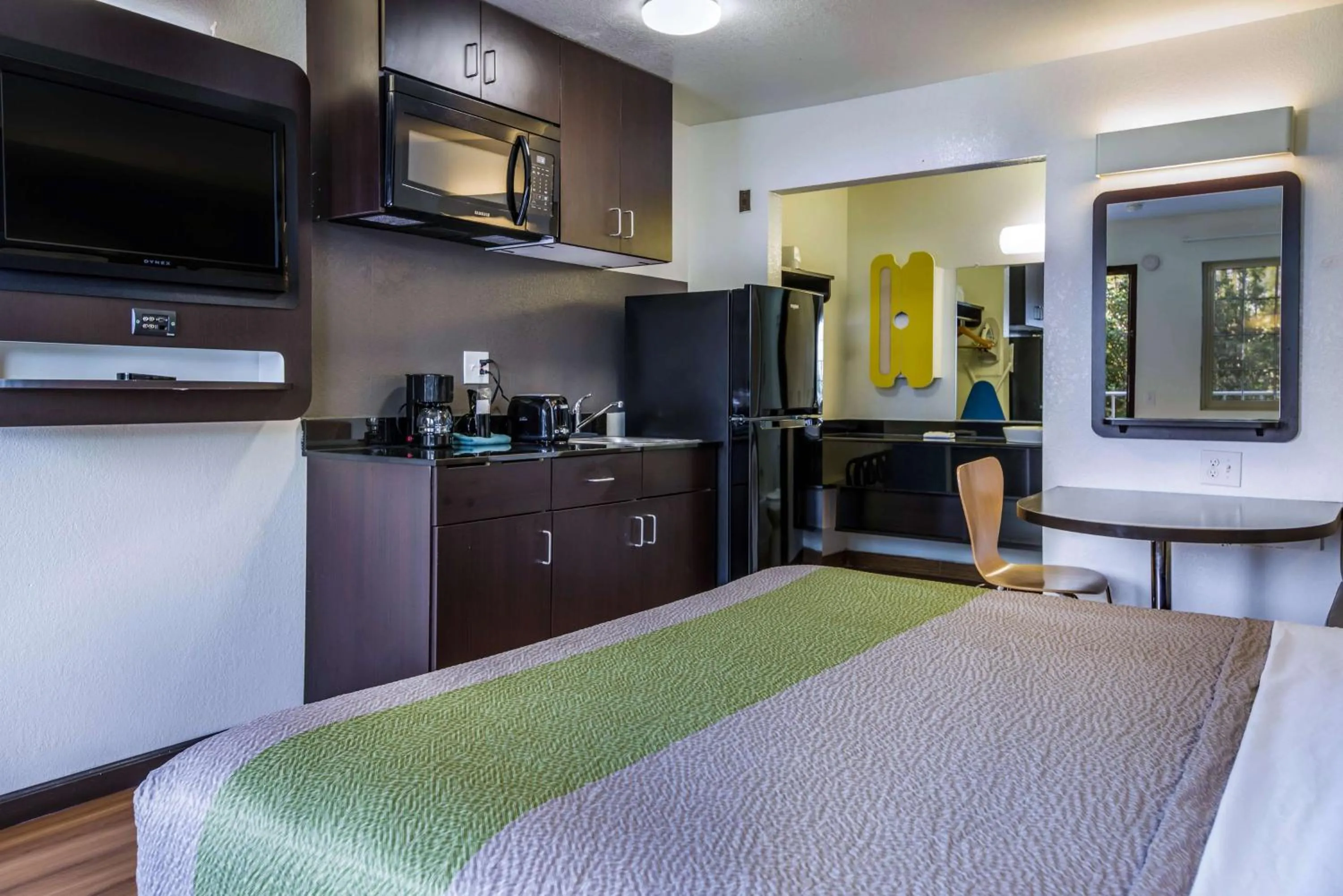 Queen Suite - Non-Smoking in Studio 6-Fairfield, CA - Napa Valley