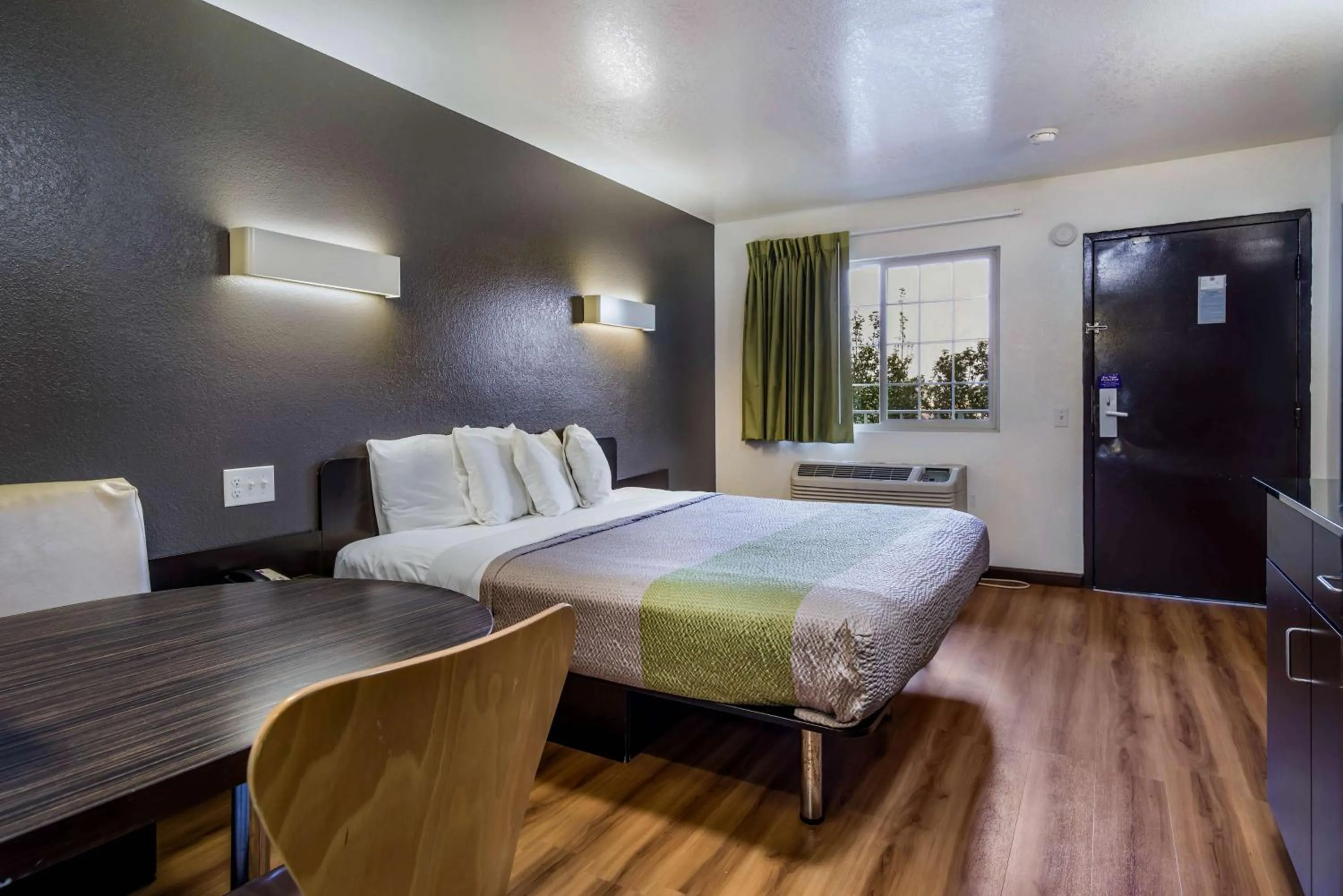 King Room - Non-Smoking in Studio 6-Fairfield, CA - Napa Valley