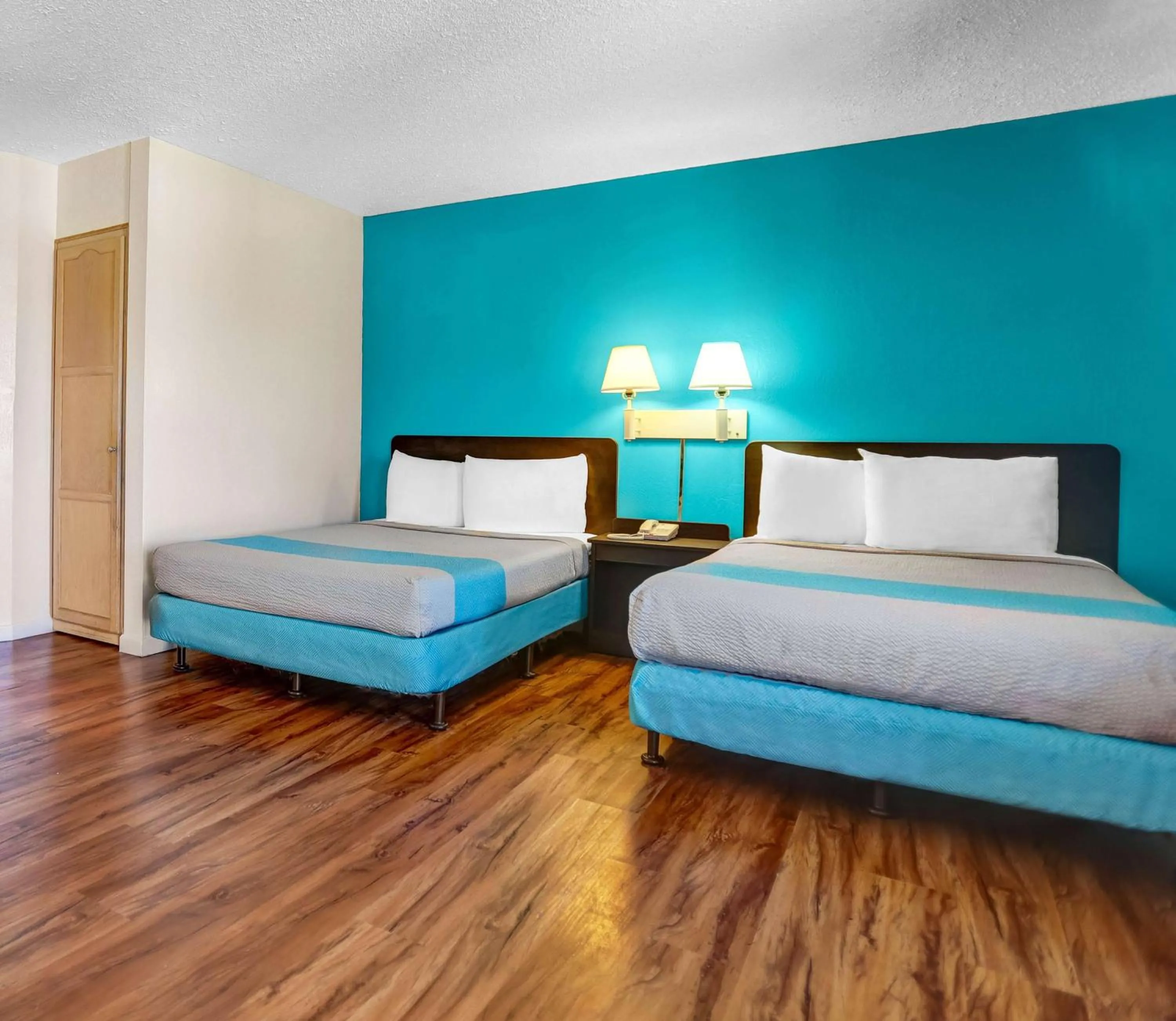 Quadruple Room - Disability Access - Roll in Shower in Motel 6 Fort Bragg, CA