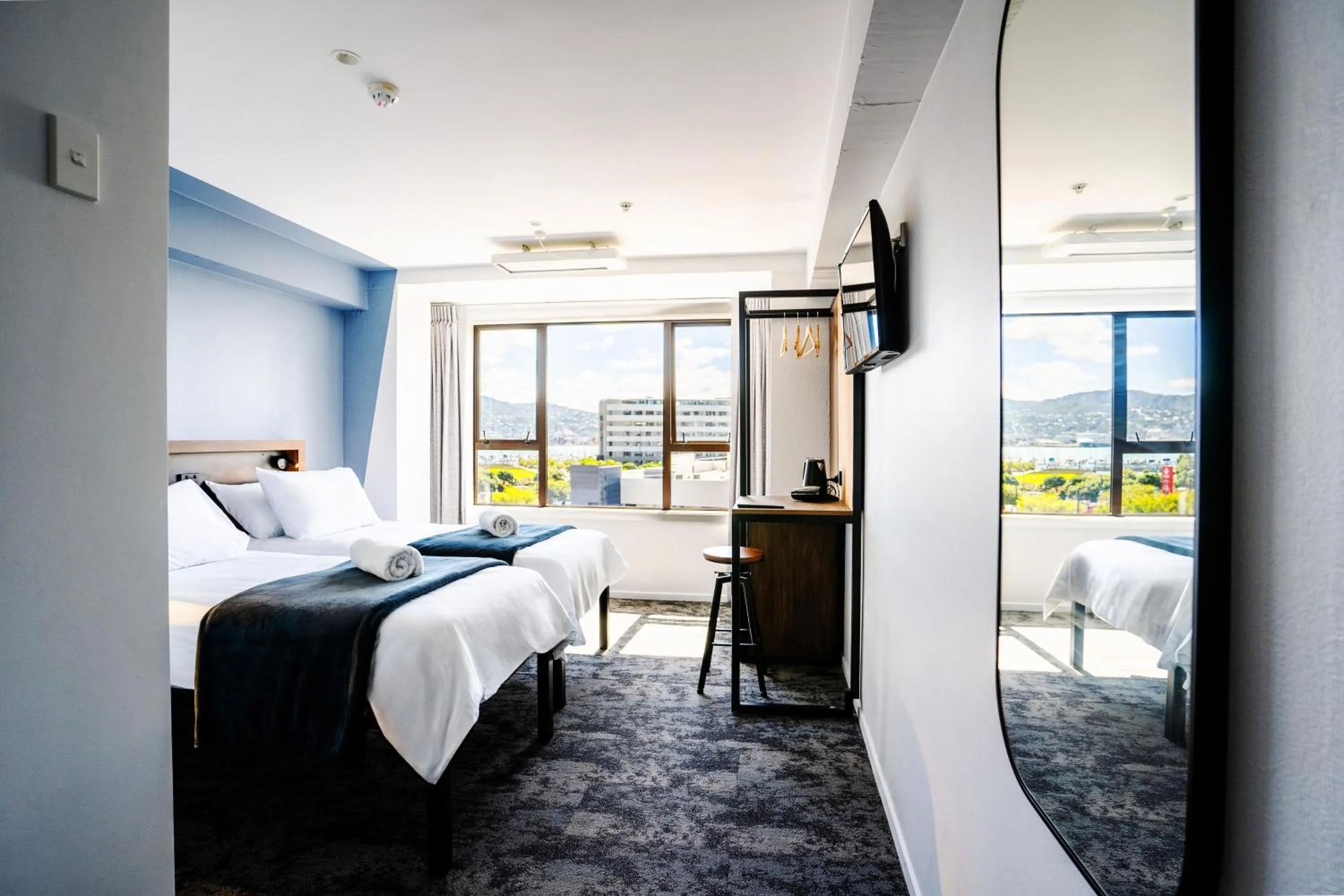Twin Room Ensuite - Harbor view in Haka House Wellington