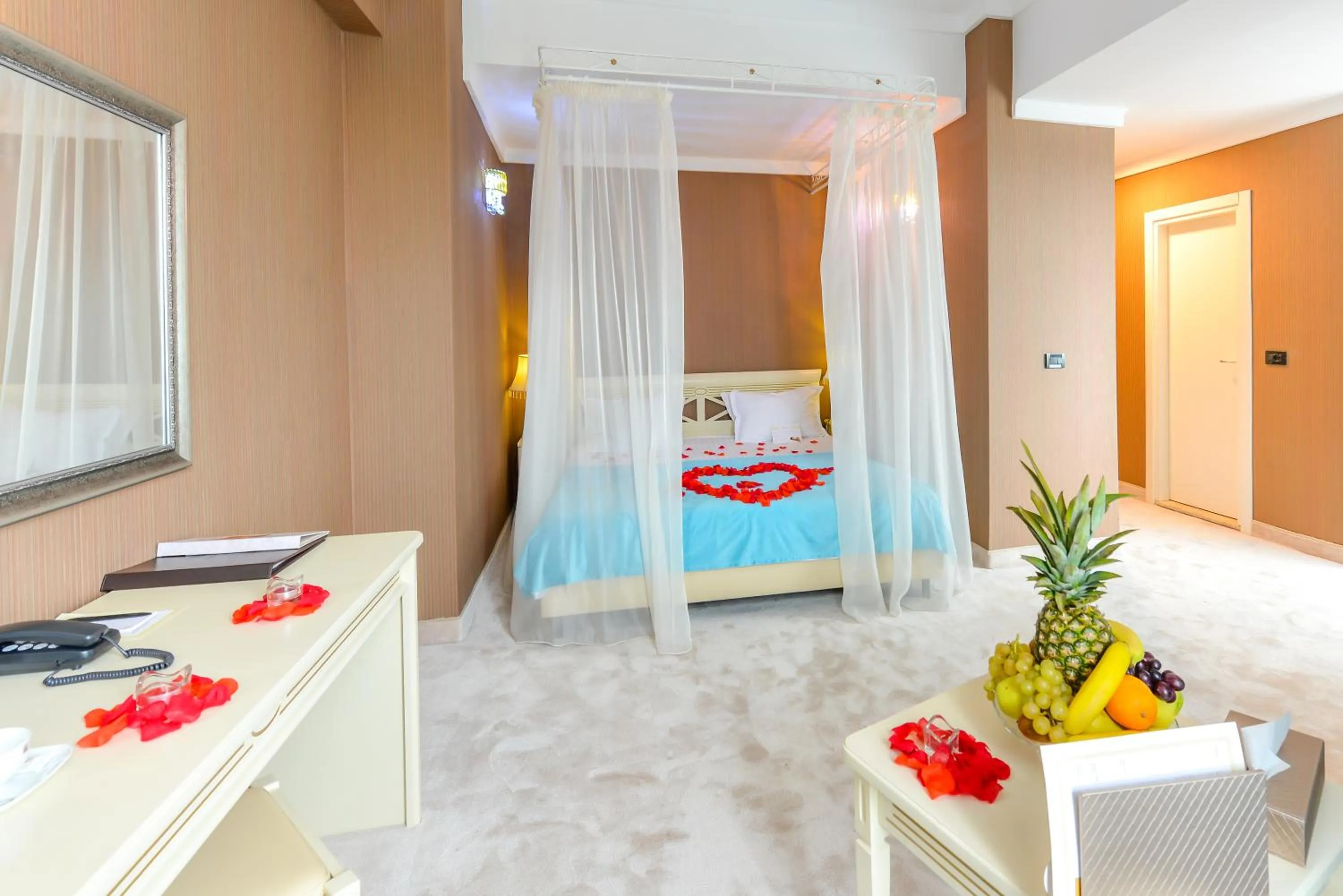 Double Superior Canopy Bed in Phoenicia Grand Hotel