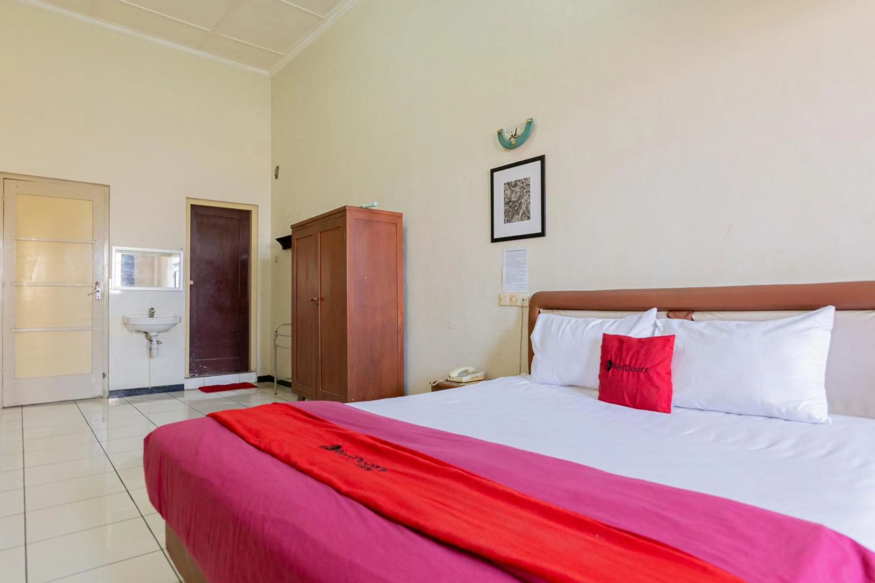 Double Room in RedDoorz @ Urip Sumoharjo