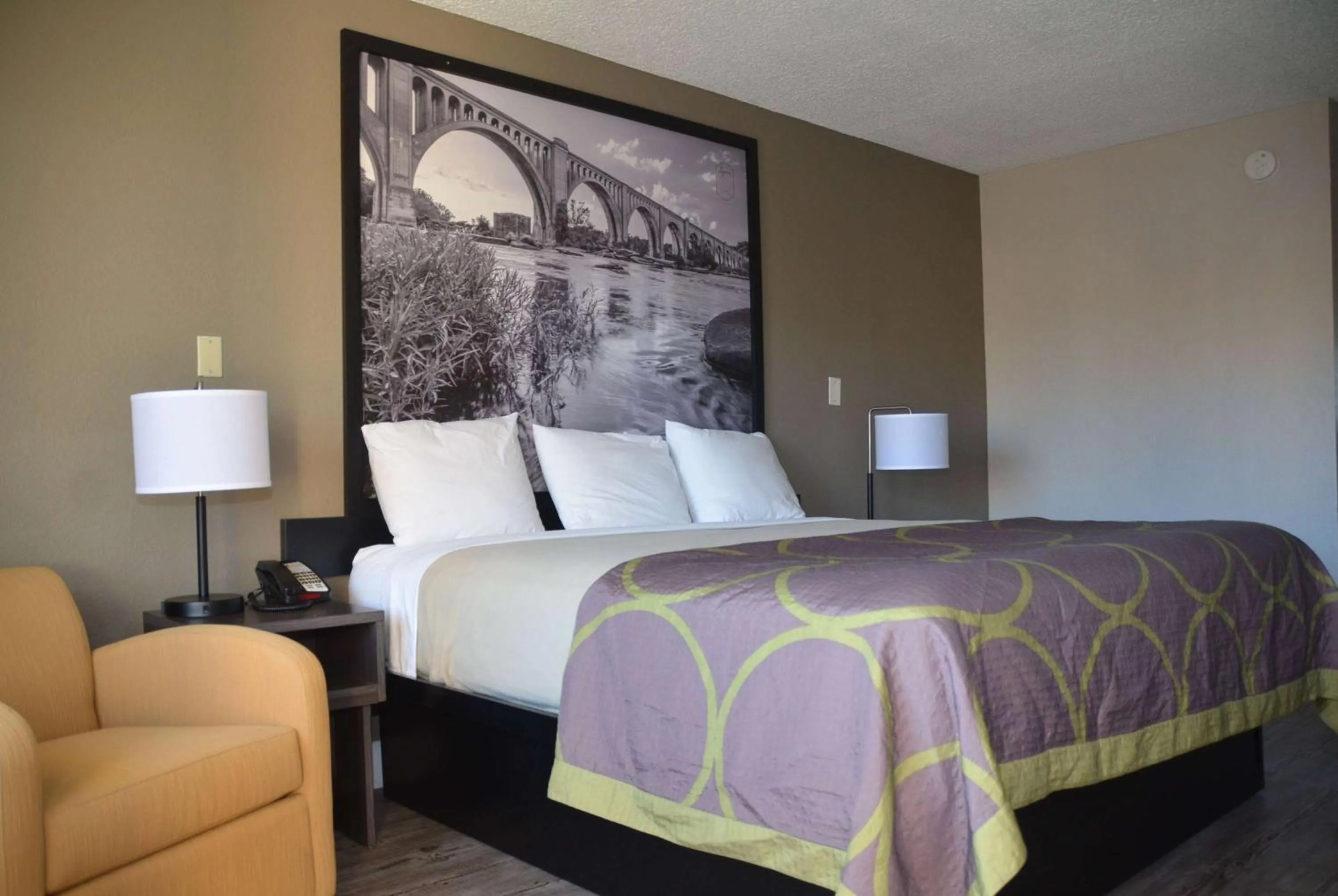 King Room with Bath Tub - Mobility Accessible/Non-Smoking in Super 8 by Wyndham Fredericksburg
