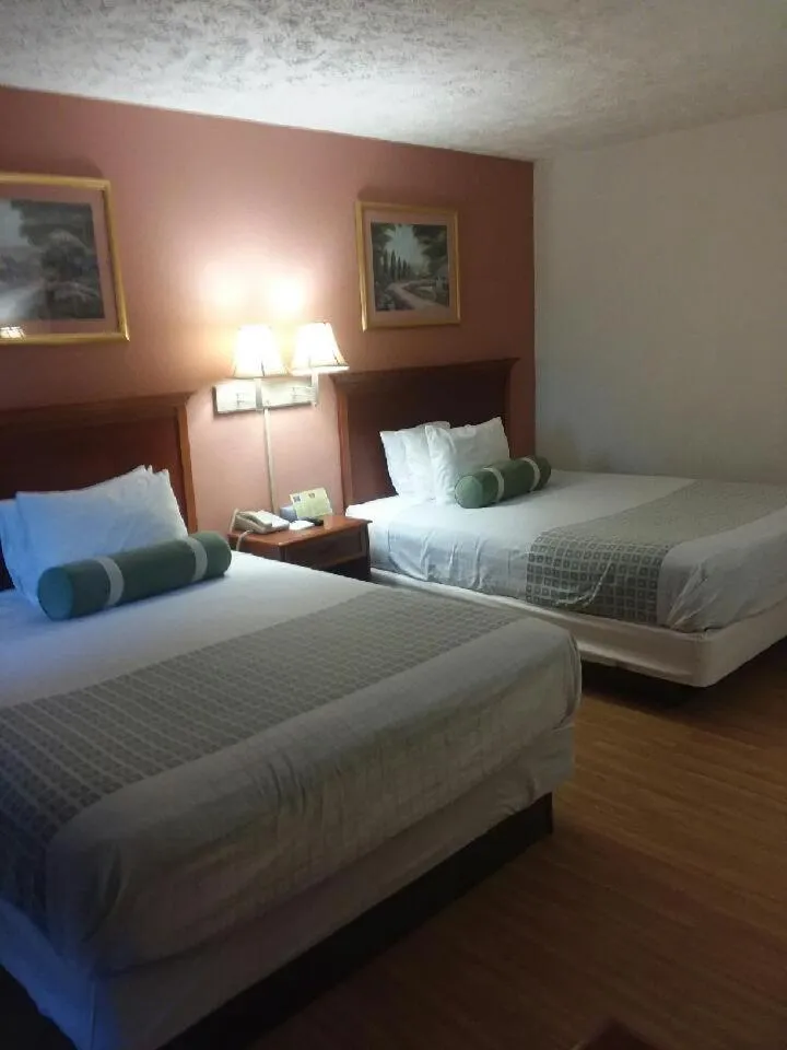 Double Room with Two Double Beds in America's Best Value Inn-Marion