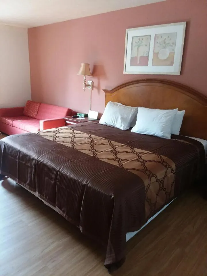 King Room in America's Best Value Inn-Marion