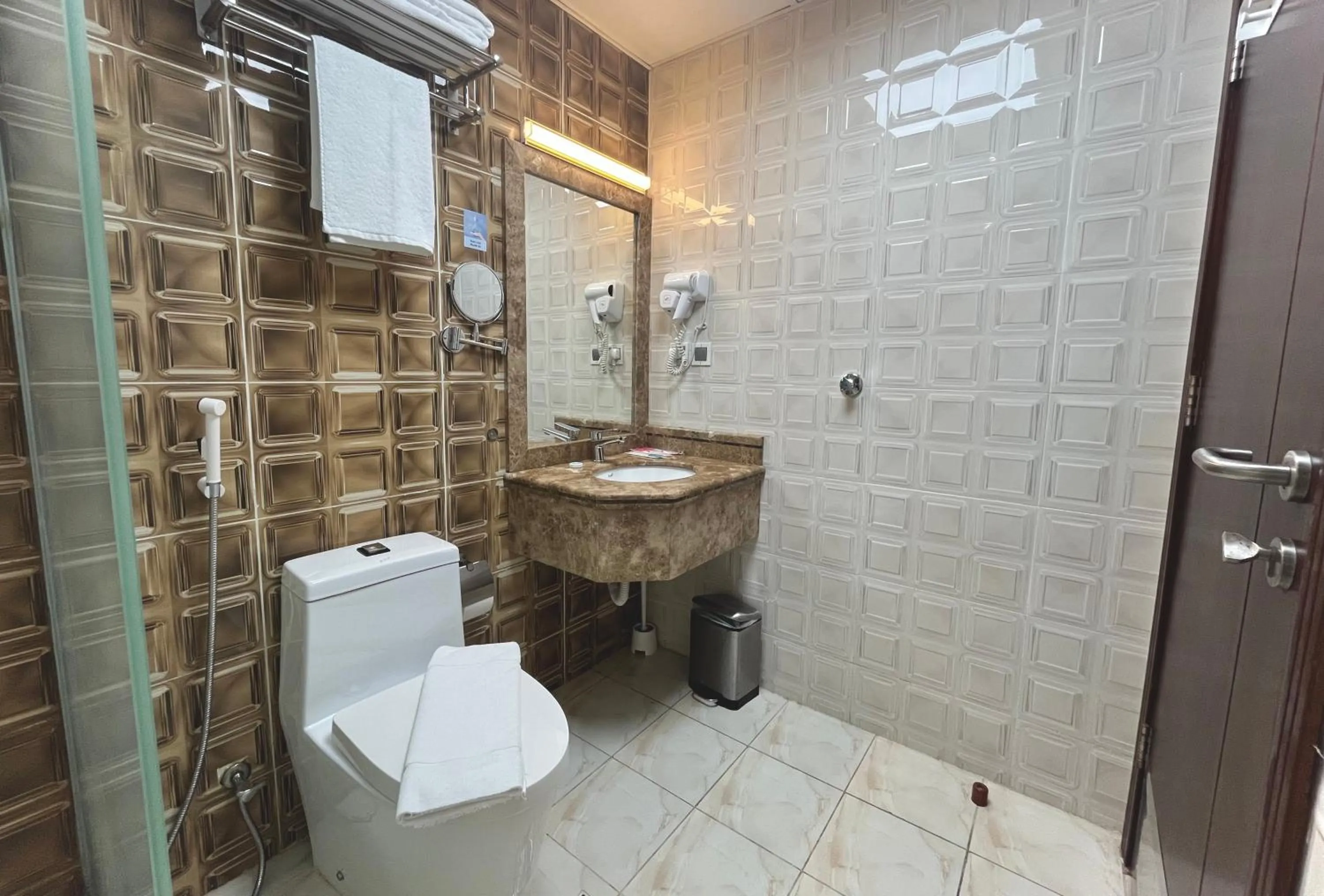 Deluxe Twin Room in Taj Al Worood