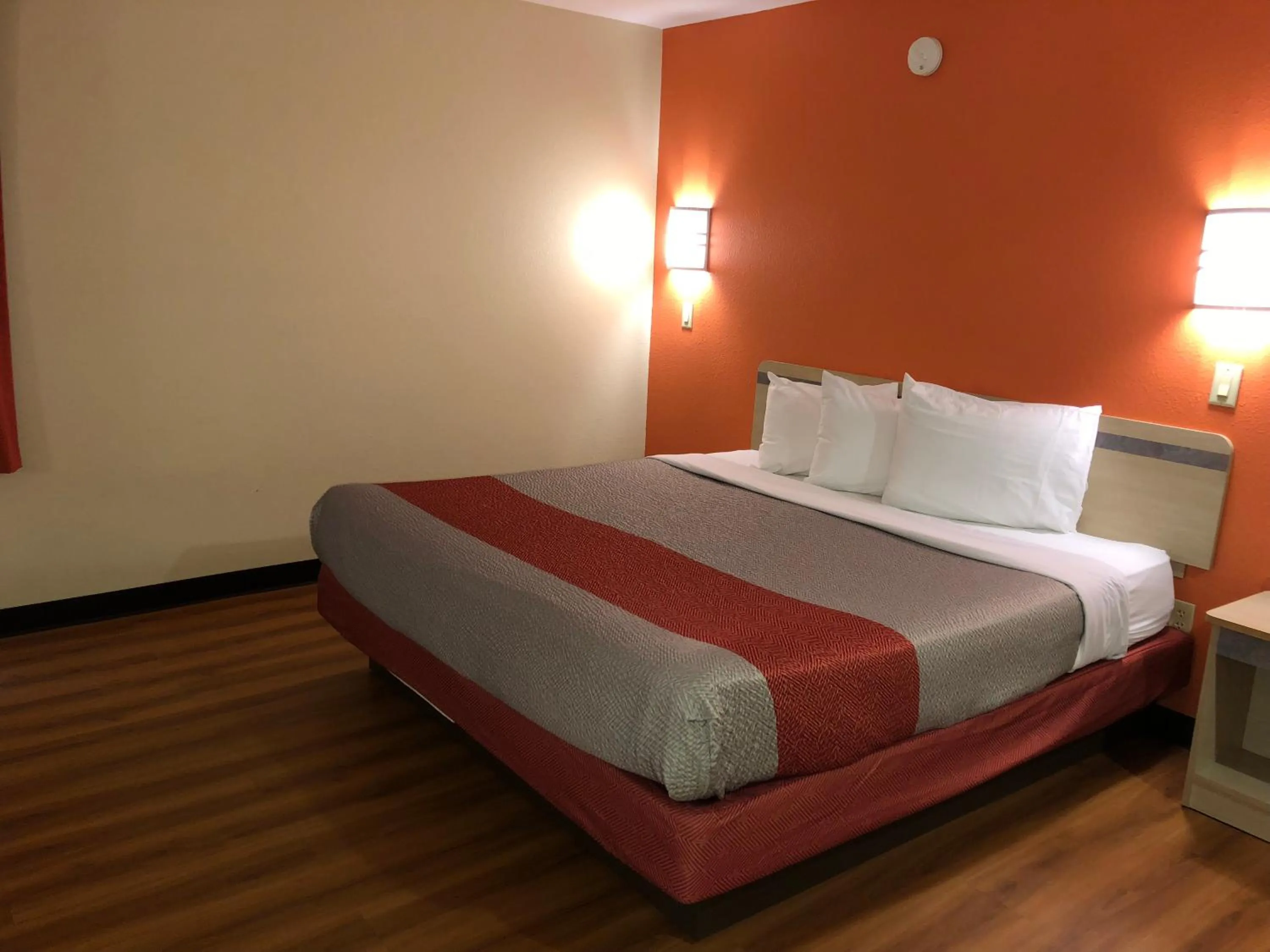 King Room - Disability Access - Non-Smoking in Motel 6-Urbana, IL