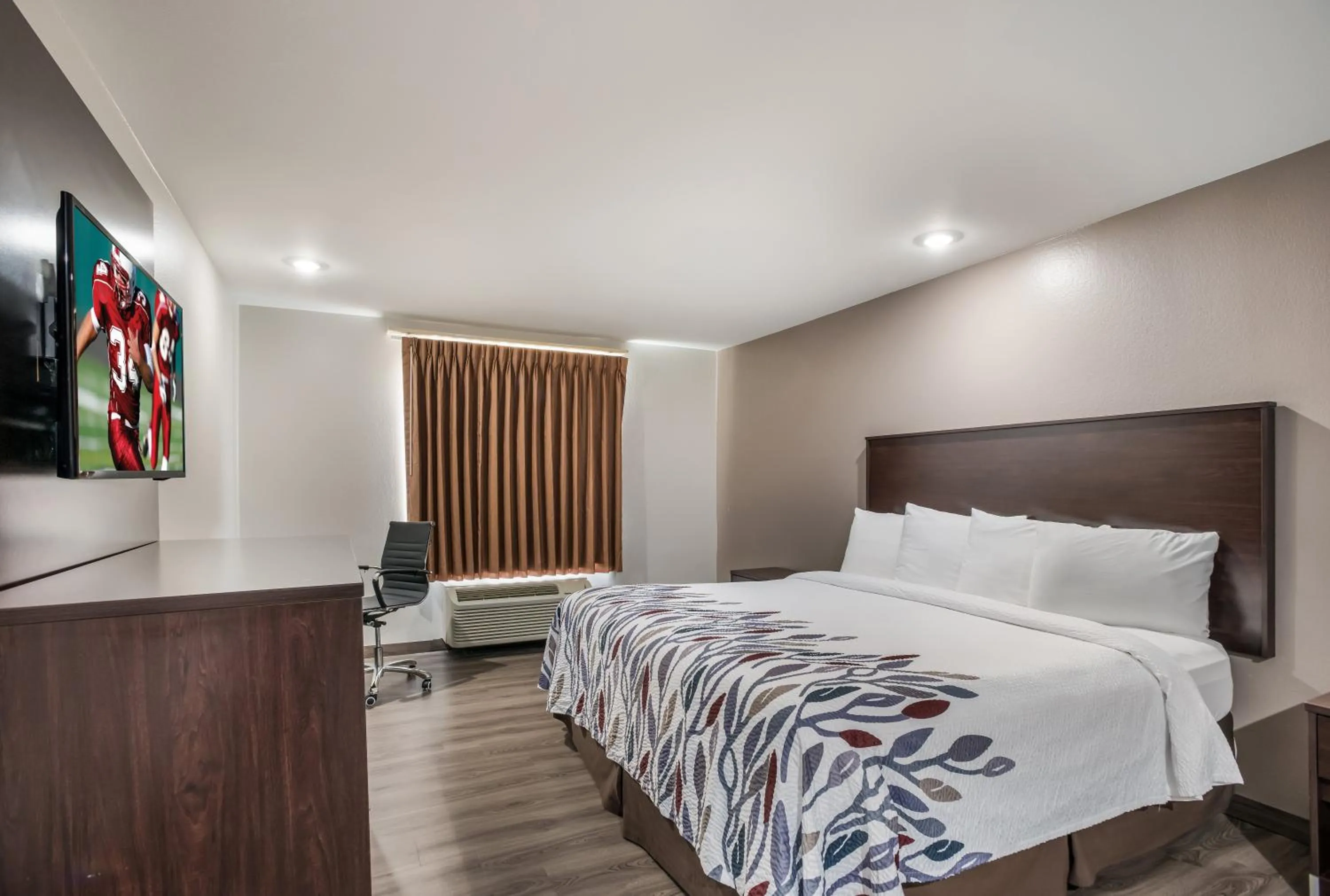 Deluxe King Room Non-Smoking in Red Roof Inn & Suites Lake Charles