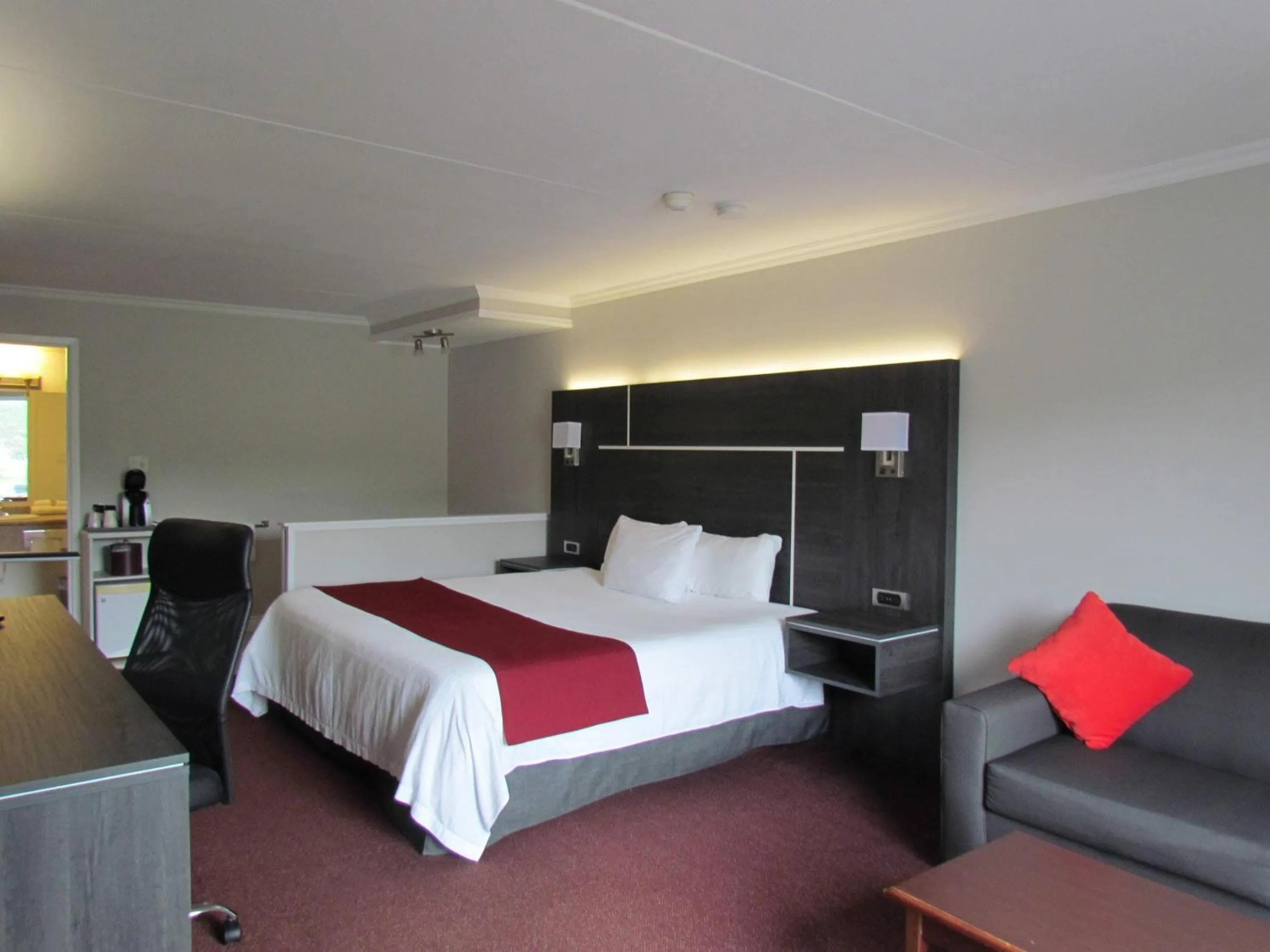 King Room - Non-Smoking in Rodeway Inn King William