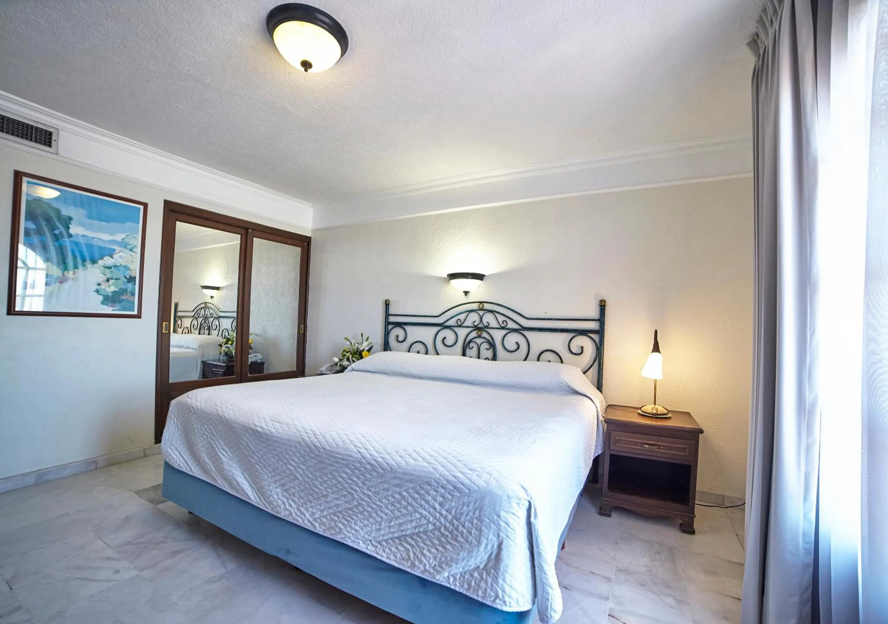 Standard King Room in Hotel Francis Drake