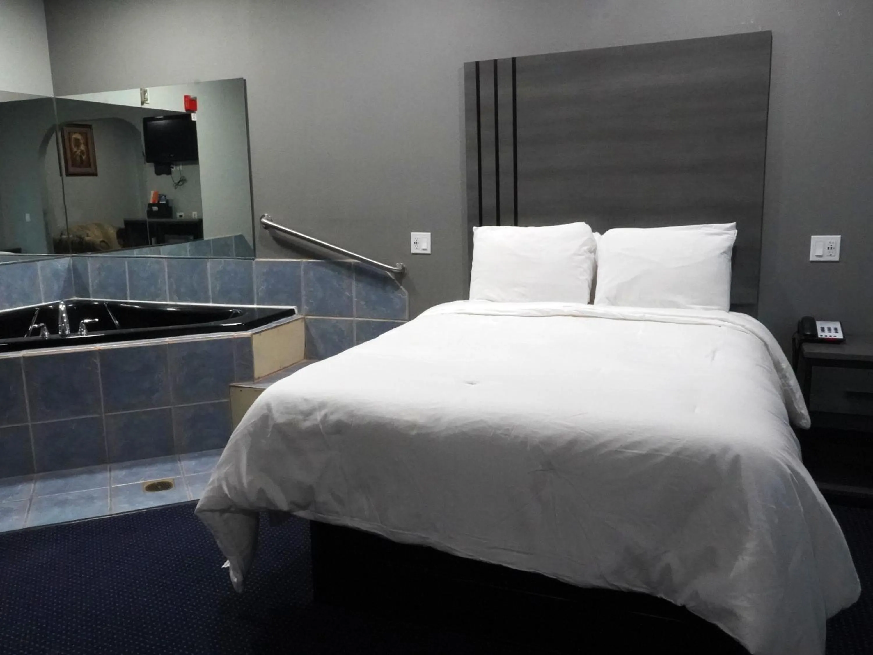 1 Queen Bed Jetted Tub Suite Non Smoking - single occupancy in Americas Best Value Inn and Suites Bush International Airport