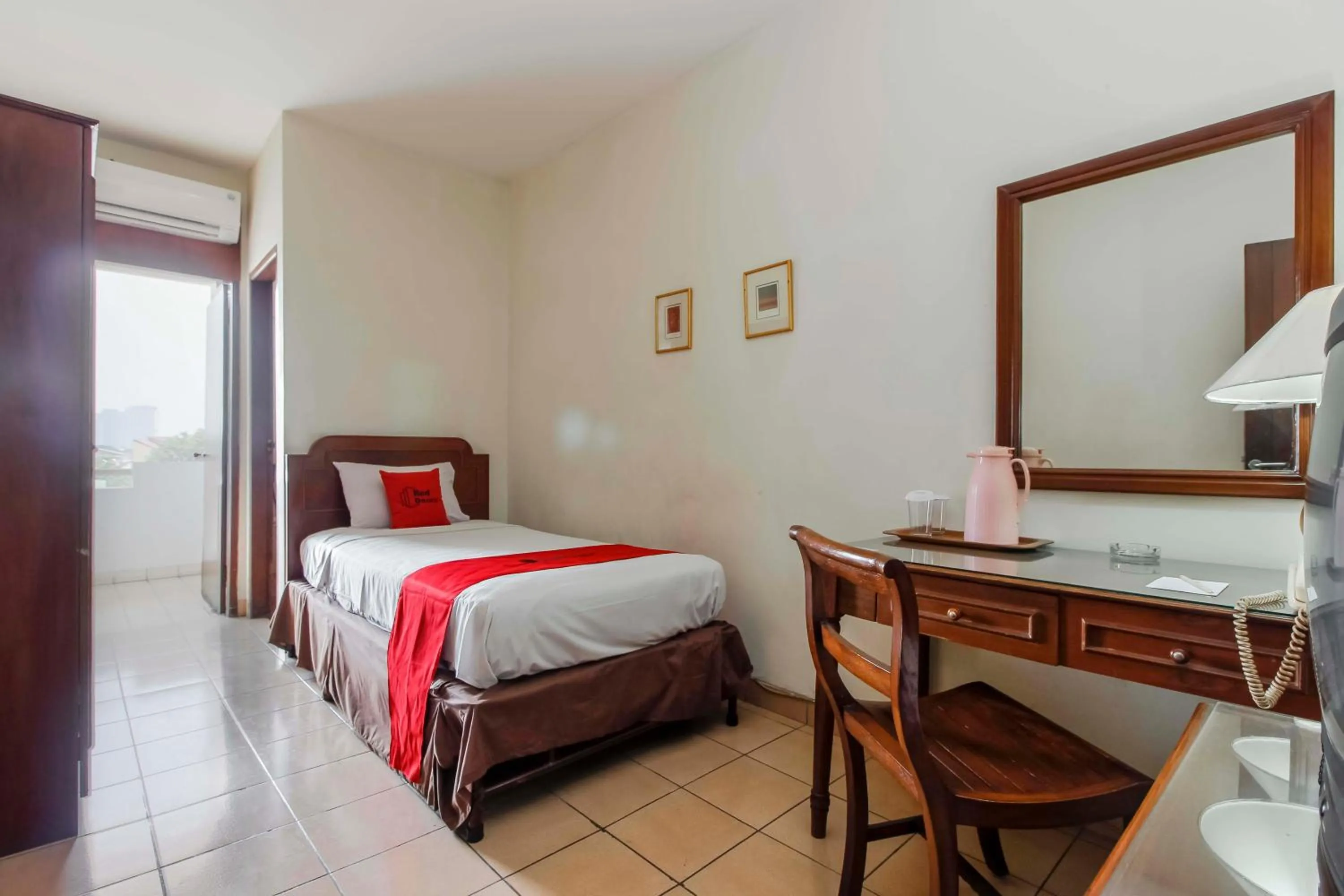 Single Room in RedDoorz Plus at Pitagiri GBK Senayan