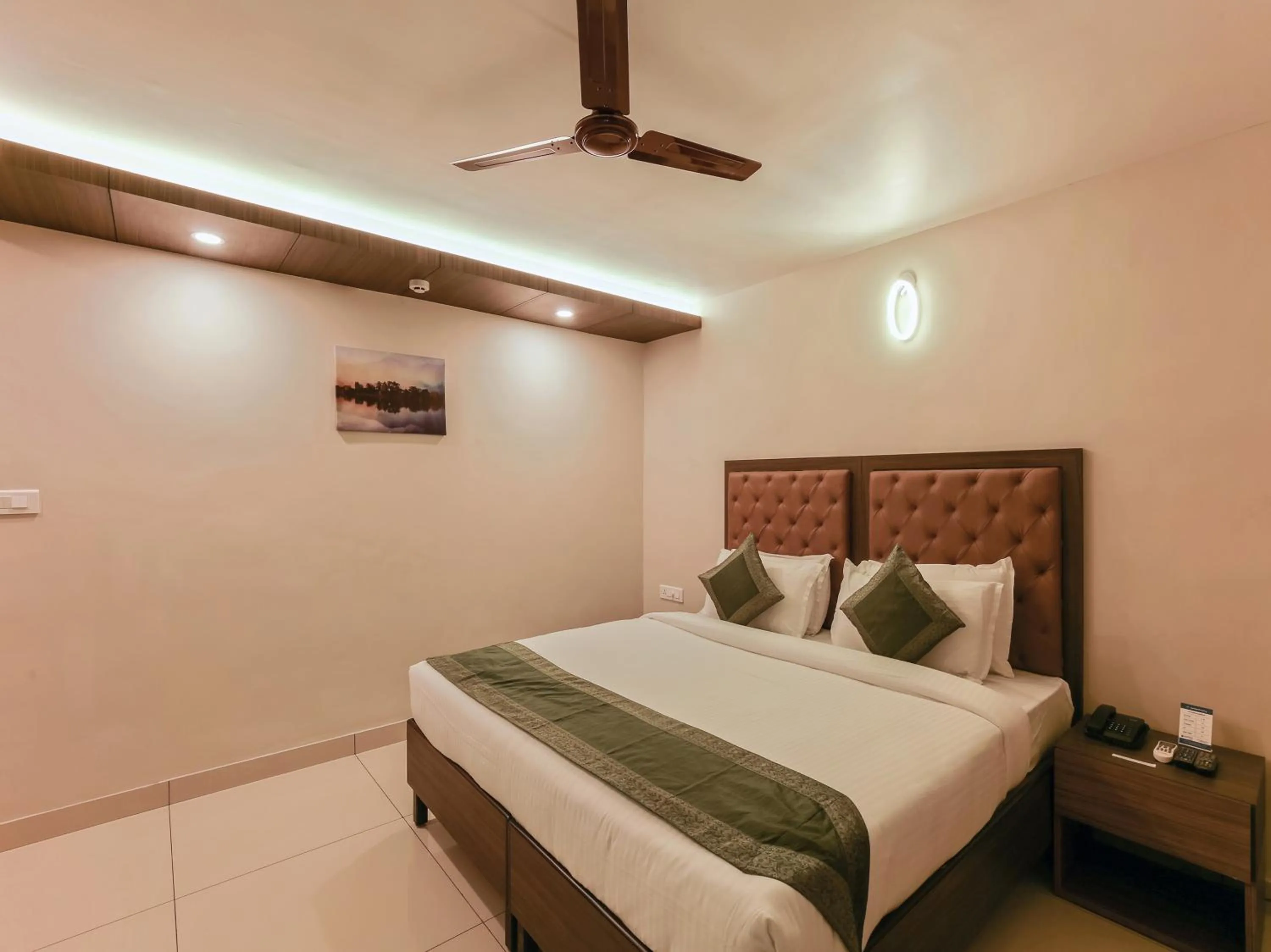 Deluxe Double or Twin Room - single occupancy in Goodland Residency - 500m from Railway Station