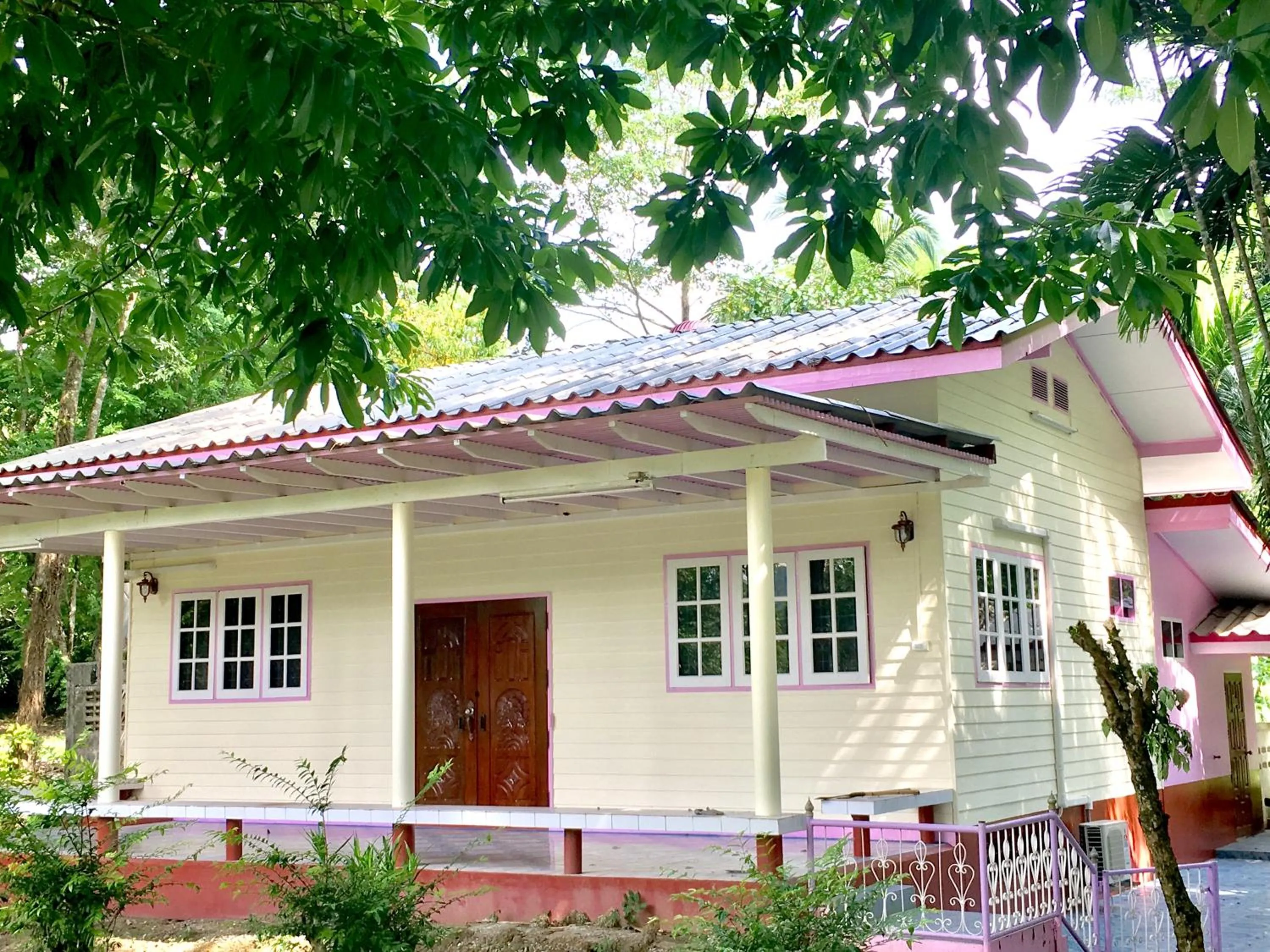 Three-Bedroom House in นาหินลาดรีสอร์ท Nahinlad Resort