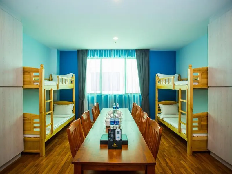 8-Bed Mixed Dormitory Room in Austin Park Hotel