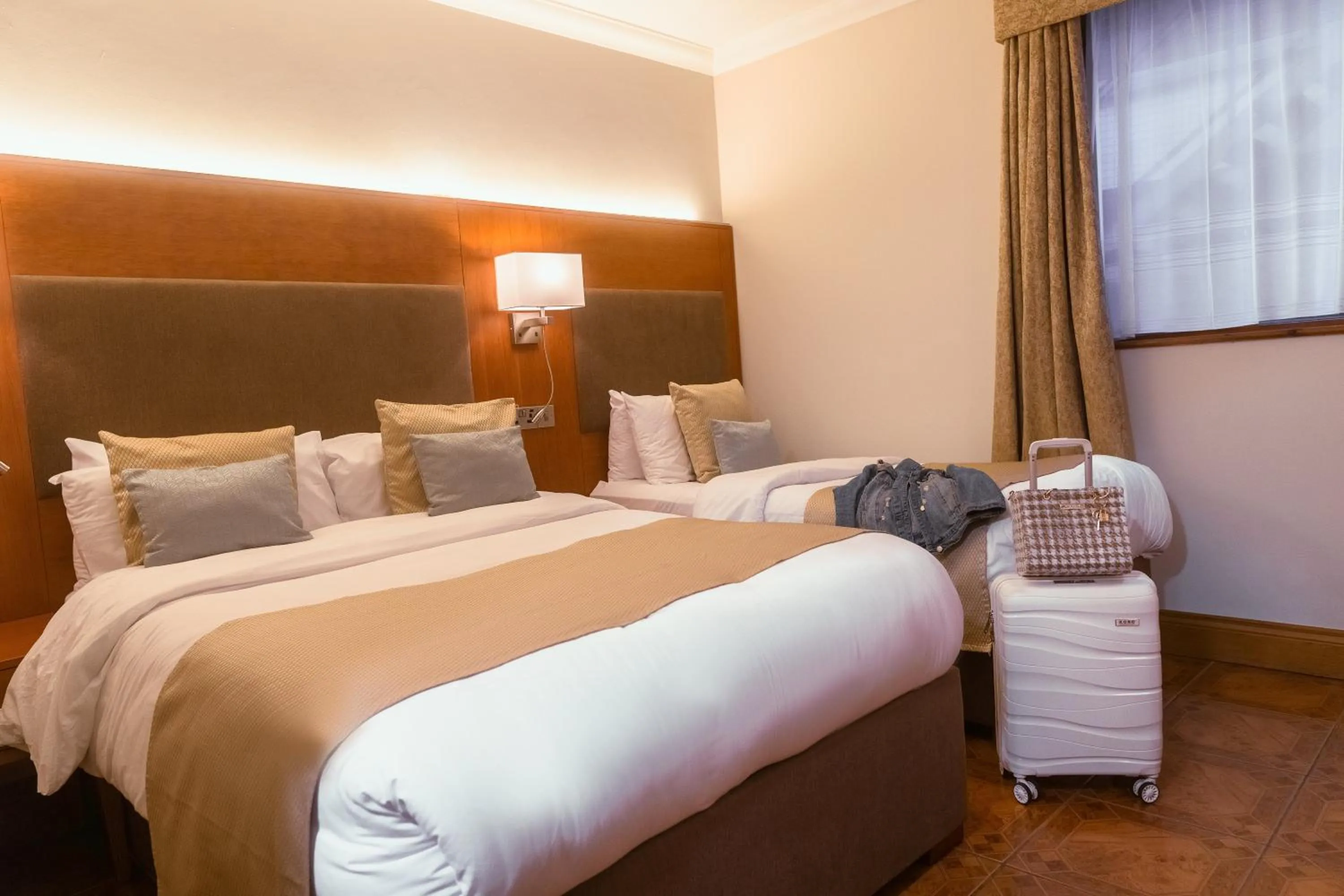 Classic Triple Room in Uppercross House Hotel