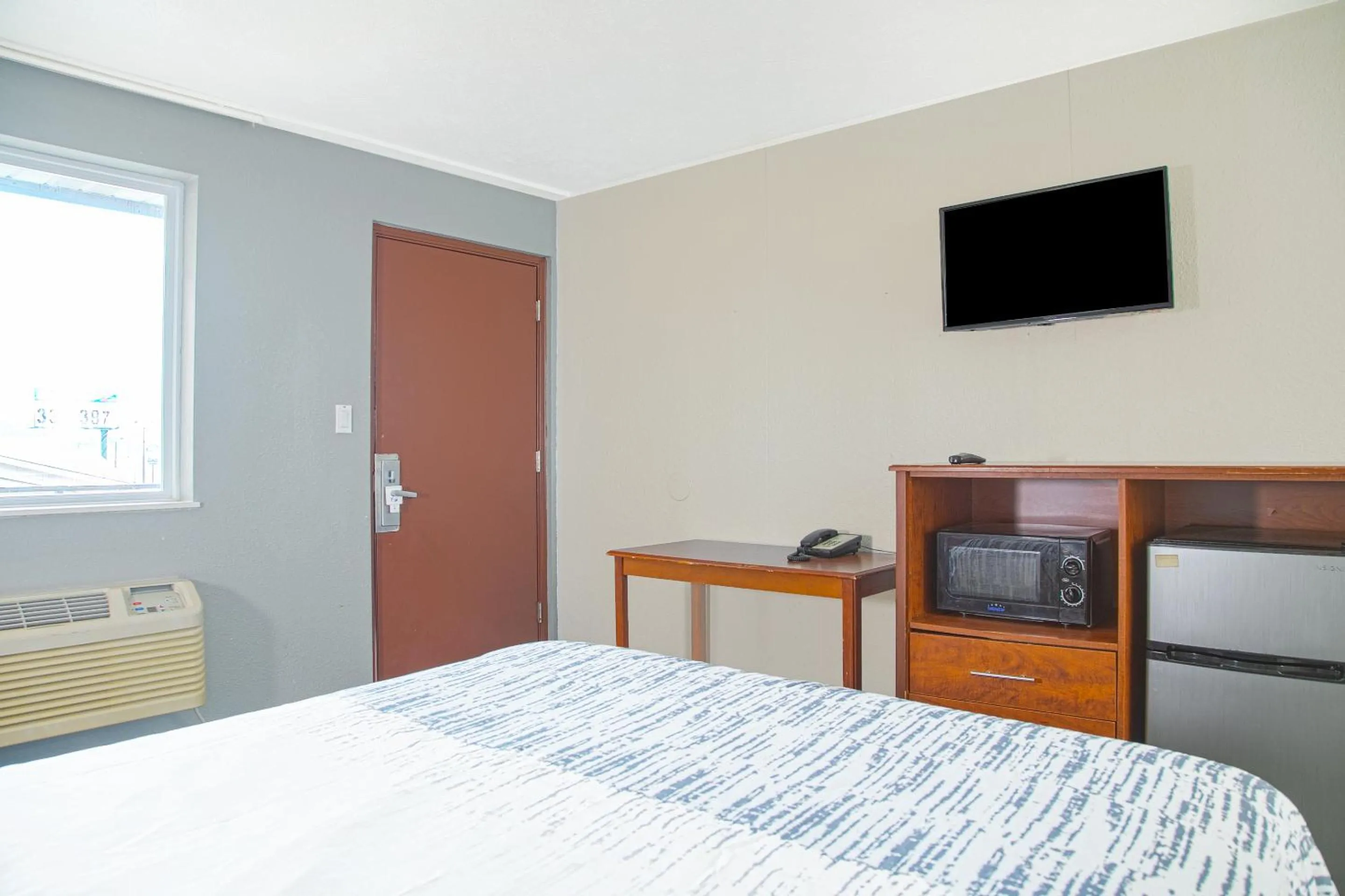 Queen Bed Smoking in Masters Inn Augusta Washington Rd, I-20