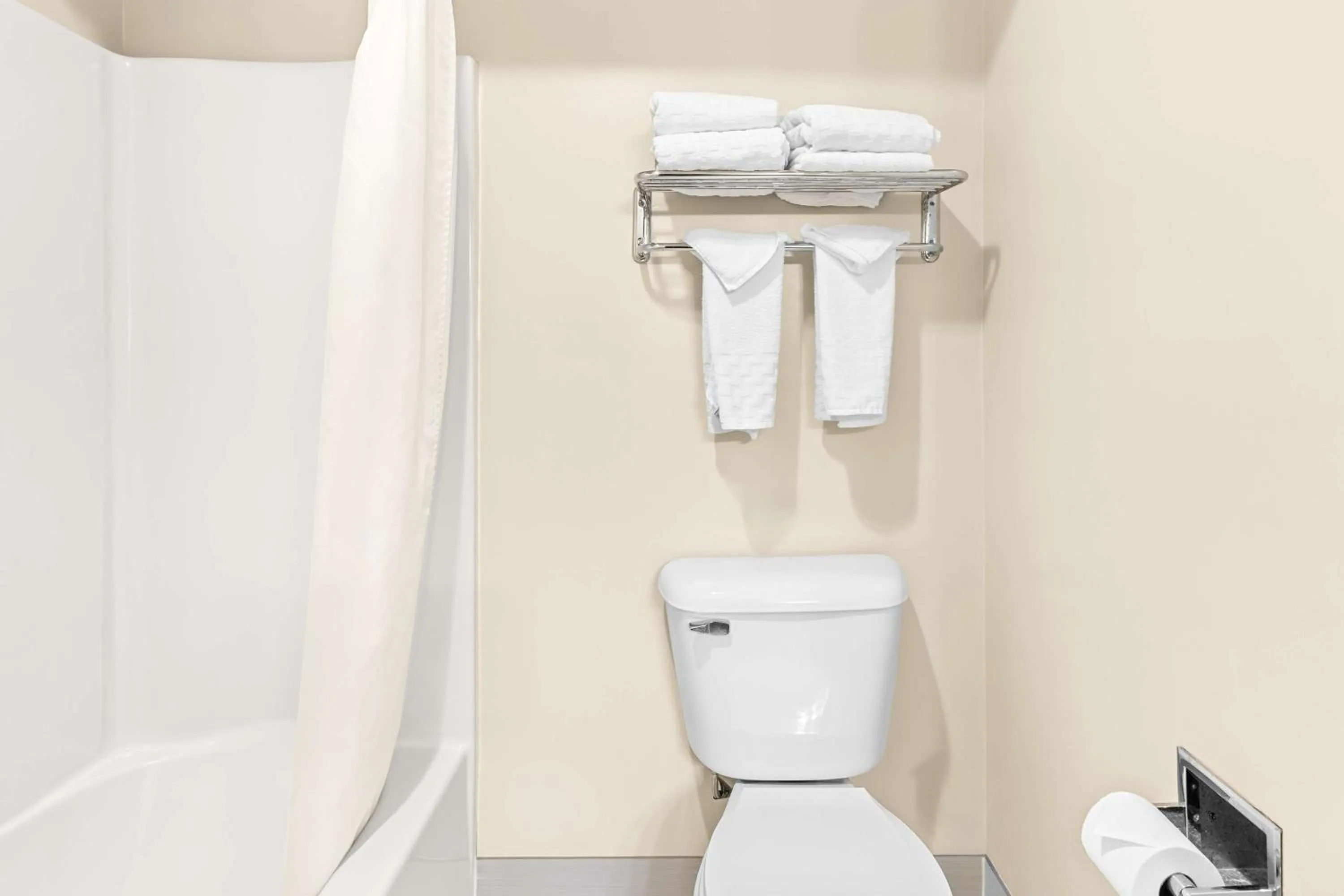 Queen Room with shower in Best Western Baraboo Inn