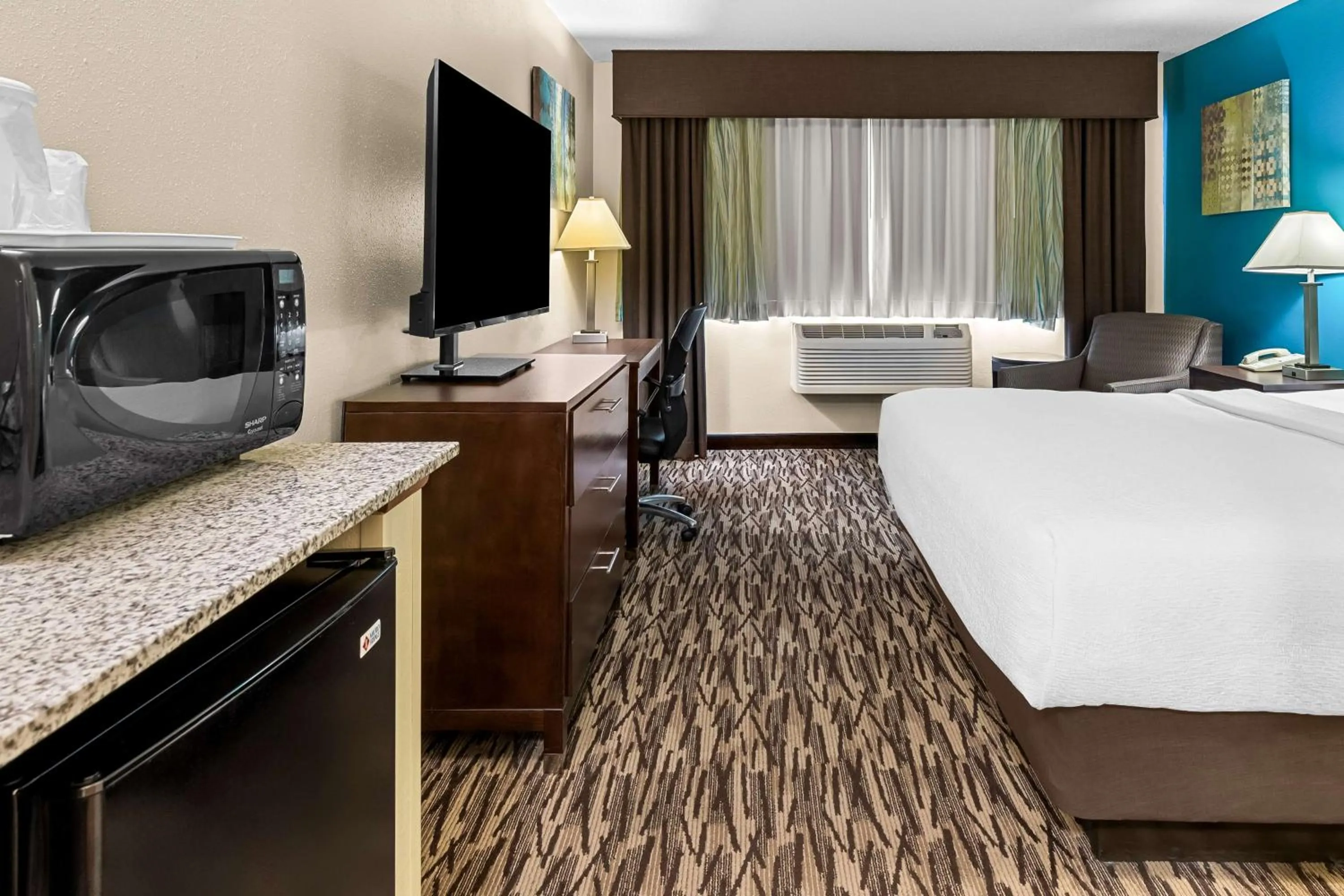 King Room with Roll In Shower - Mobility Access in Best Western Baraboo Inn