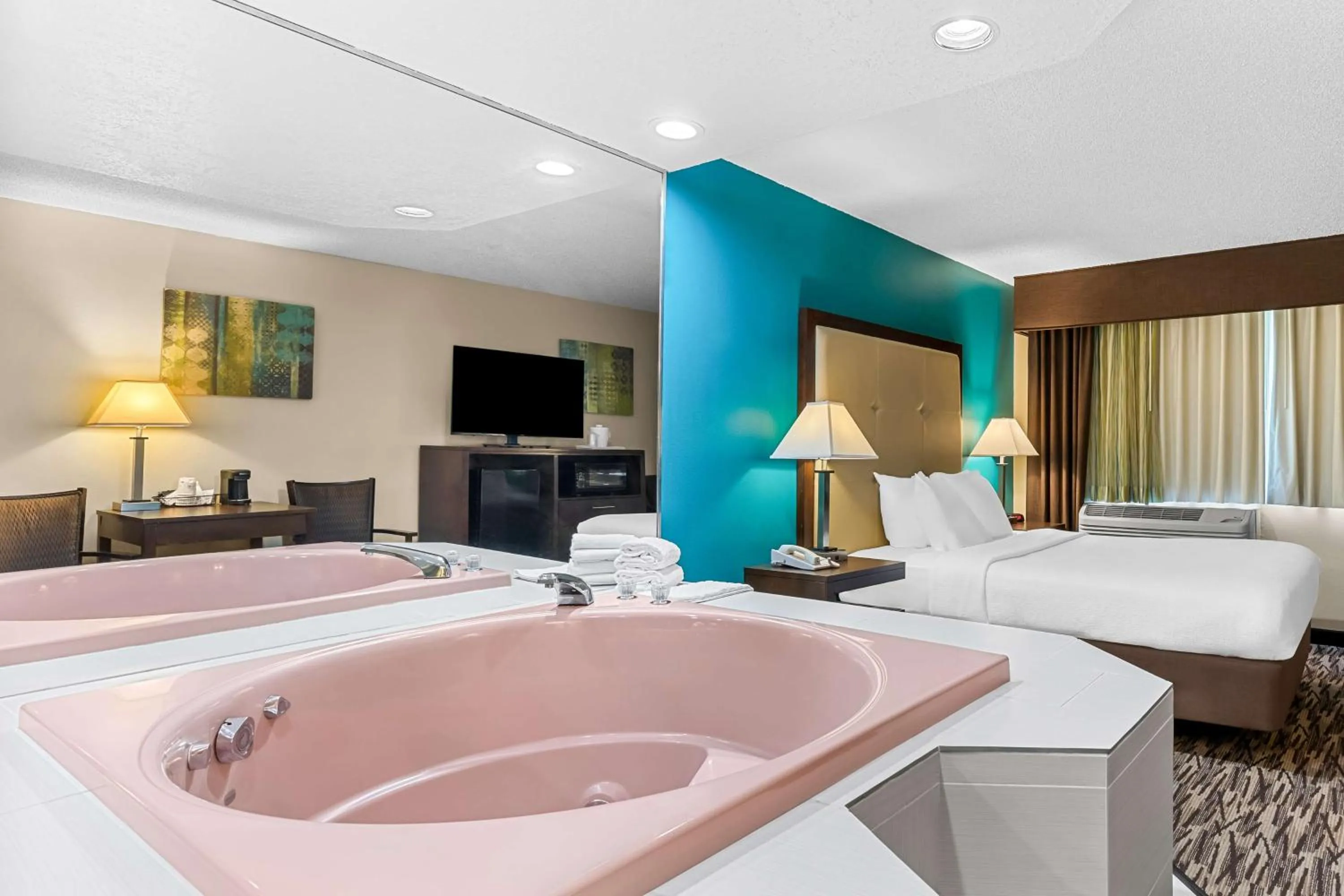 Queen Room with Whirlpool - Non-Smoking in Best Western Baraboo Inn