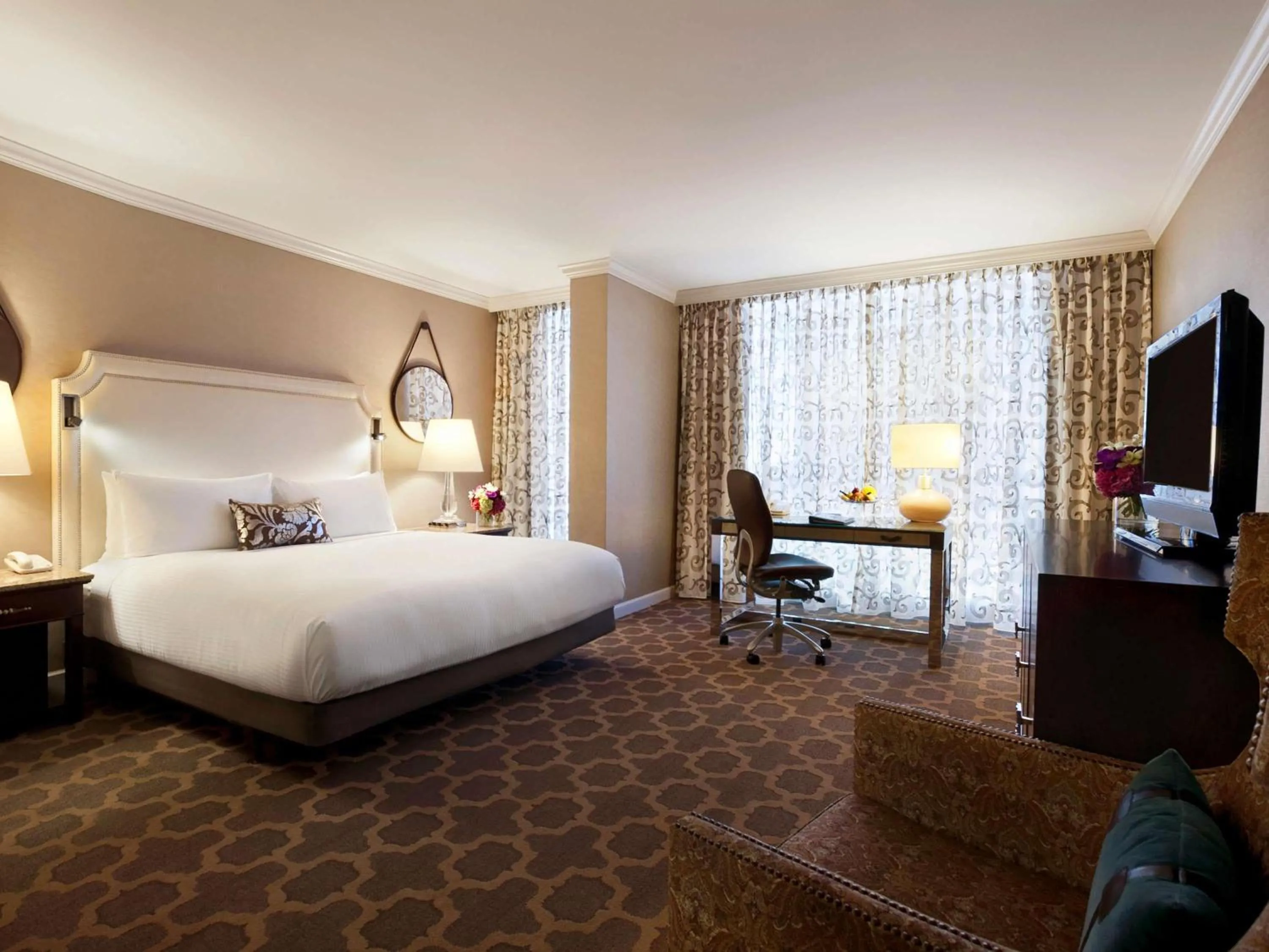 Deluxe King Room with City View in Fairmont Dallas