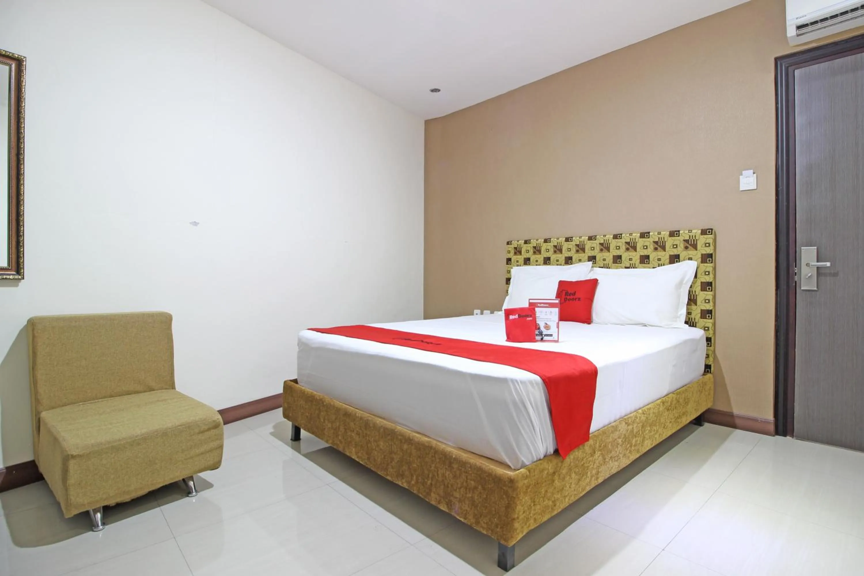 Deluxe Double Room in RedDoorz near UNS Solo