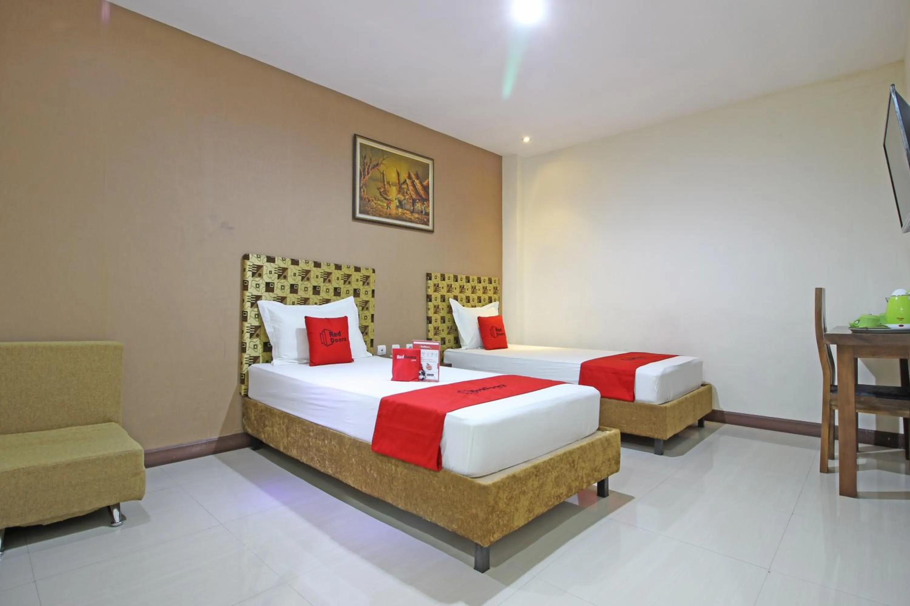 Standard Twin Room in RedDoorz near UNS Solo