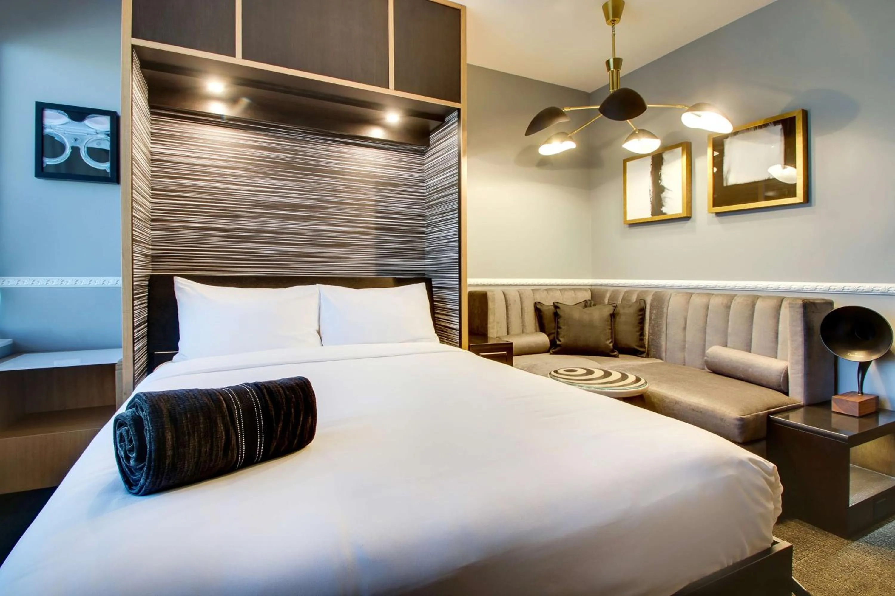 Queen Room in The Rose Chicago, Tapestry Collection By Hilton