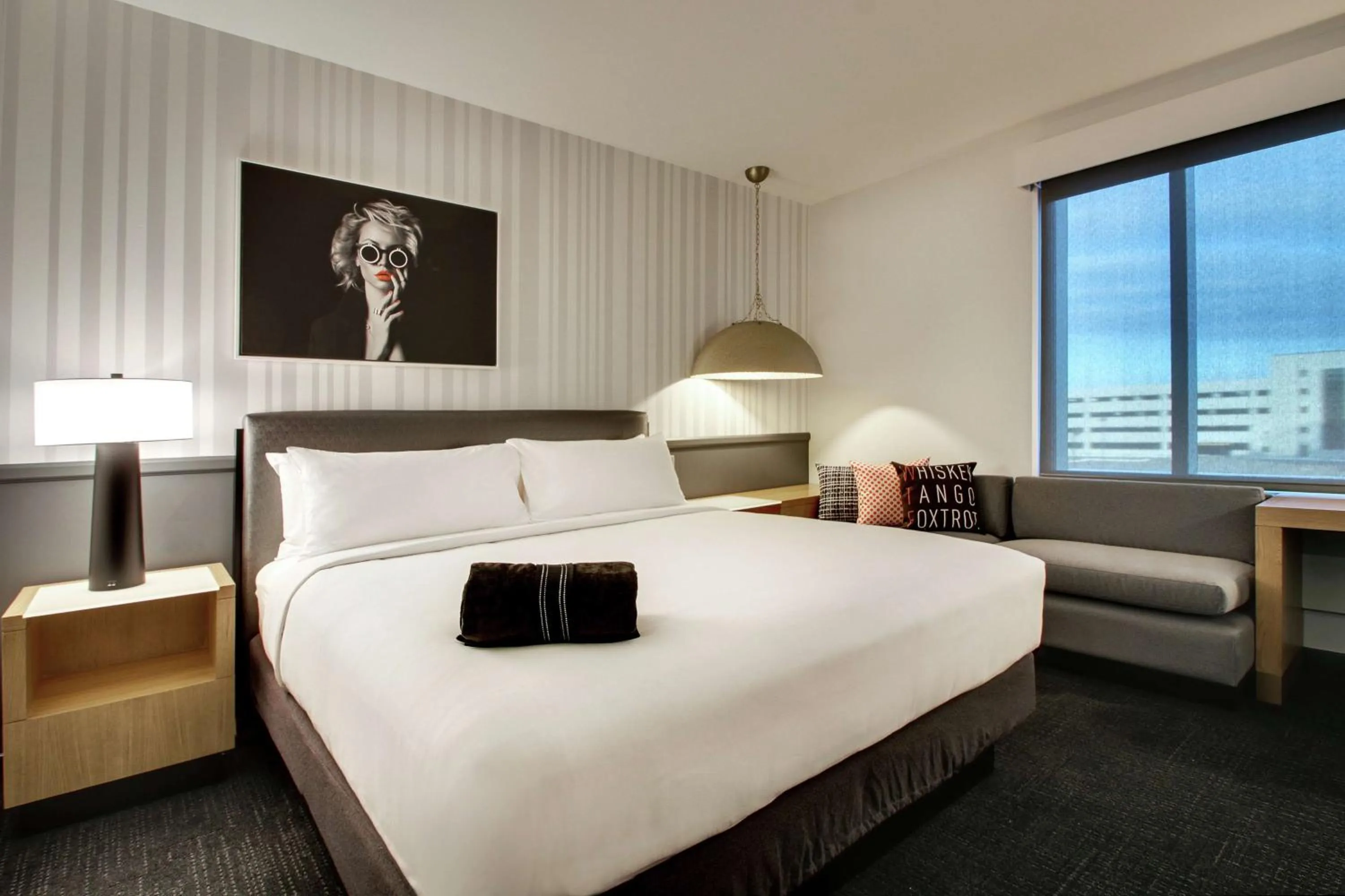 Deluxe King Room in The Rose Chicago, Tapestry Collection By Hilton