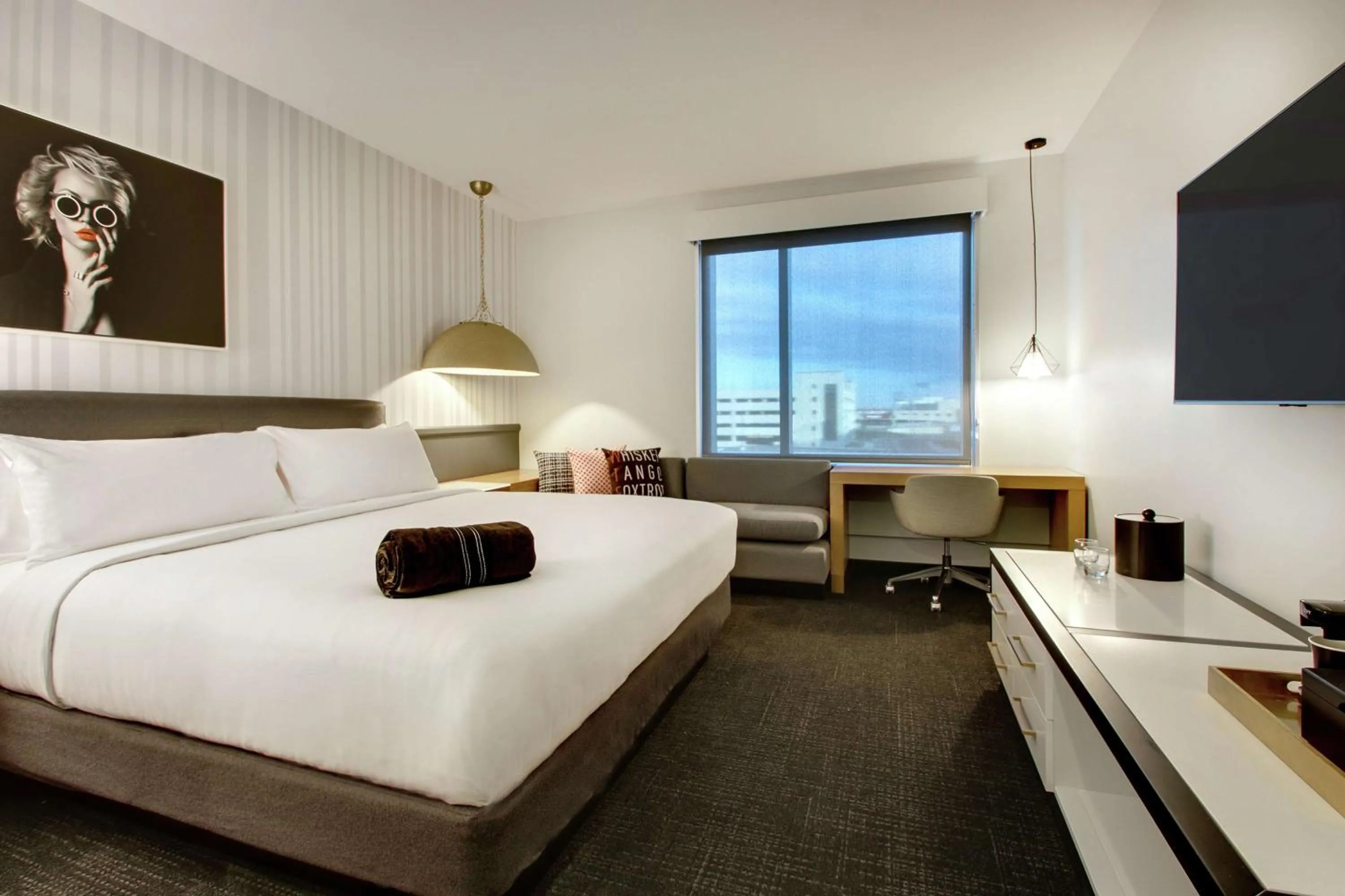 King Room in The Rose Chicago, Tapestry Collection By Hilton