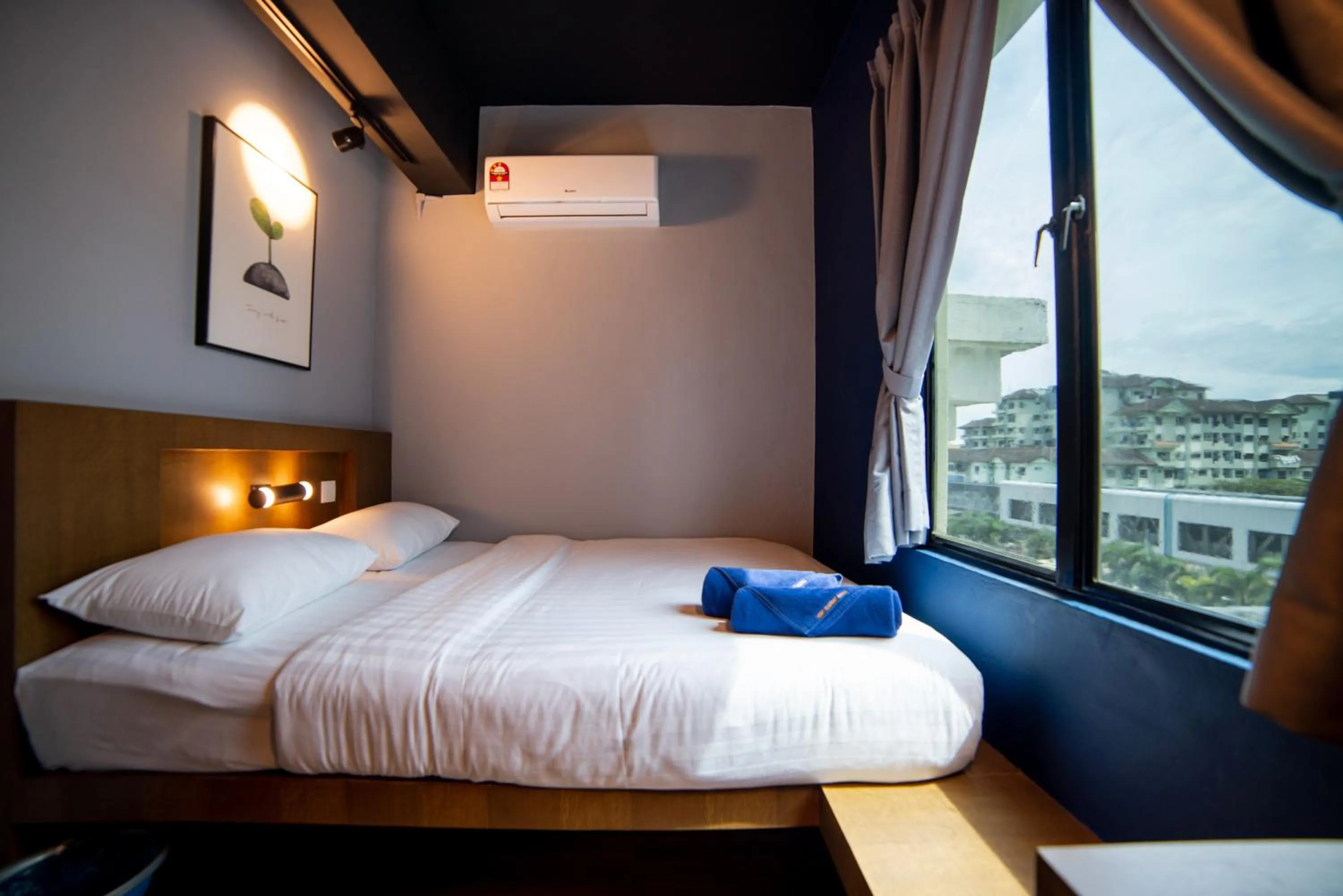 Deluxe Queen Room in Homy Seafront Hostel