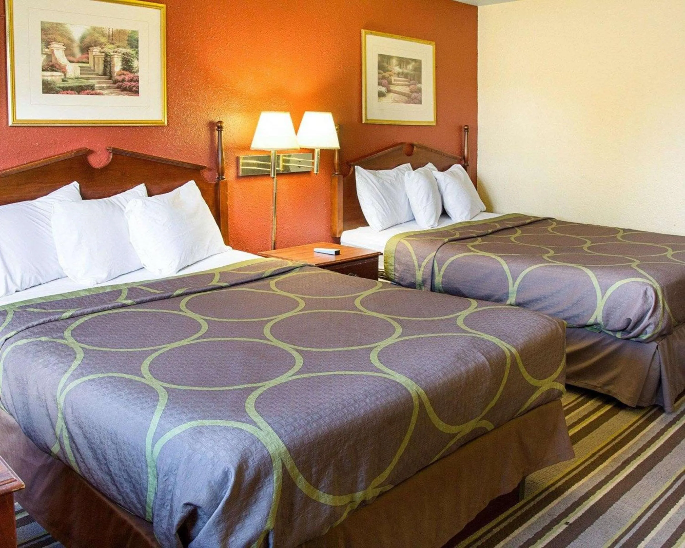 Queen Room with Two Queen Beds - Non-Smoking in Rodeway Inn Florence - Cincinnati South