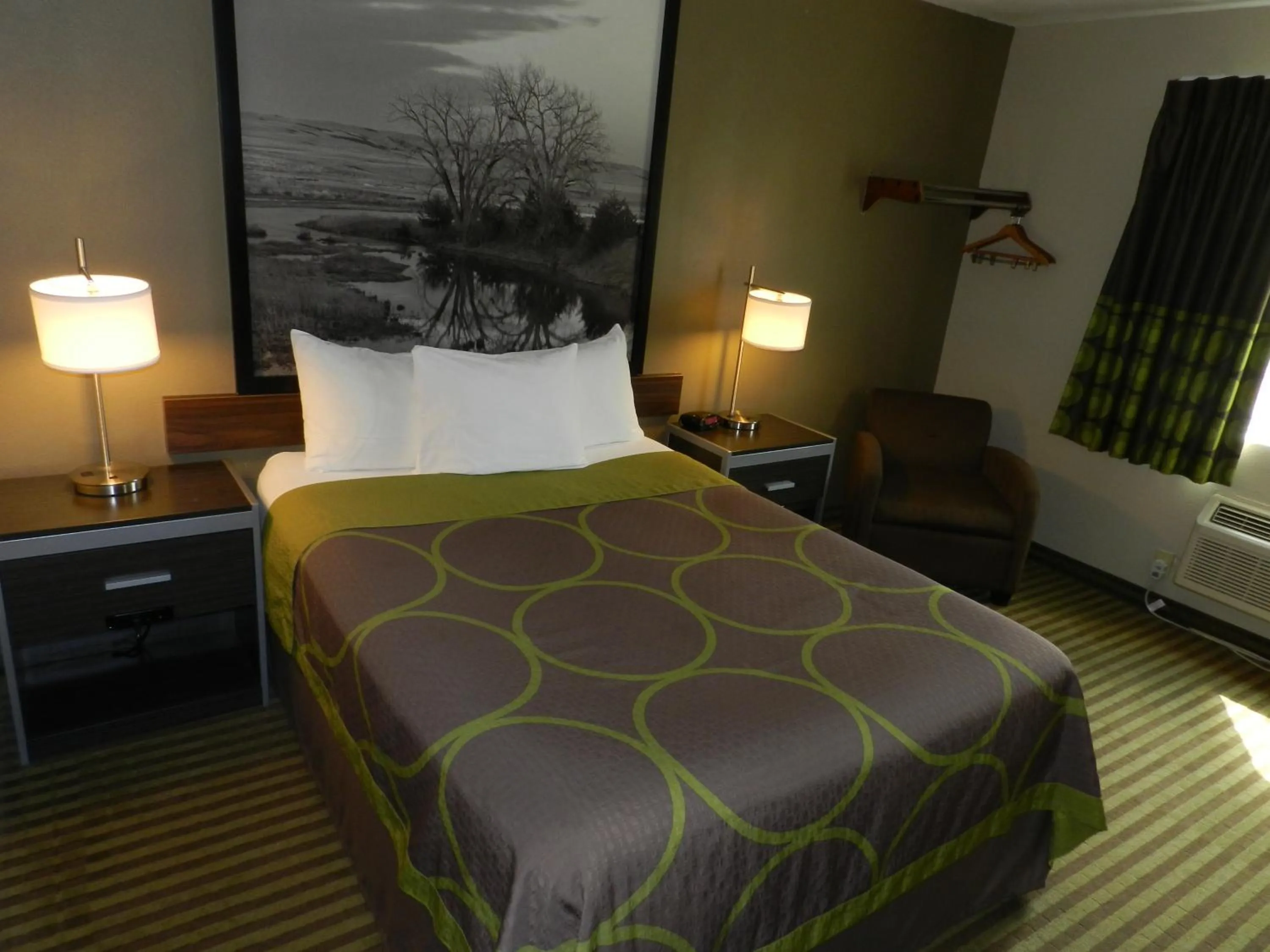Queen Room - Disability Access/Non-Smoking in Super 8 by Wyndham Fremont NE