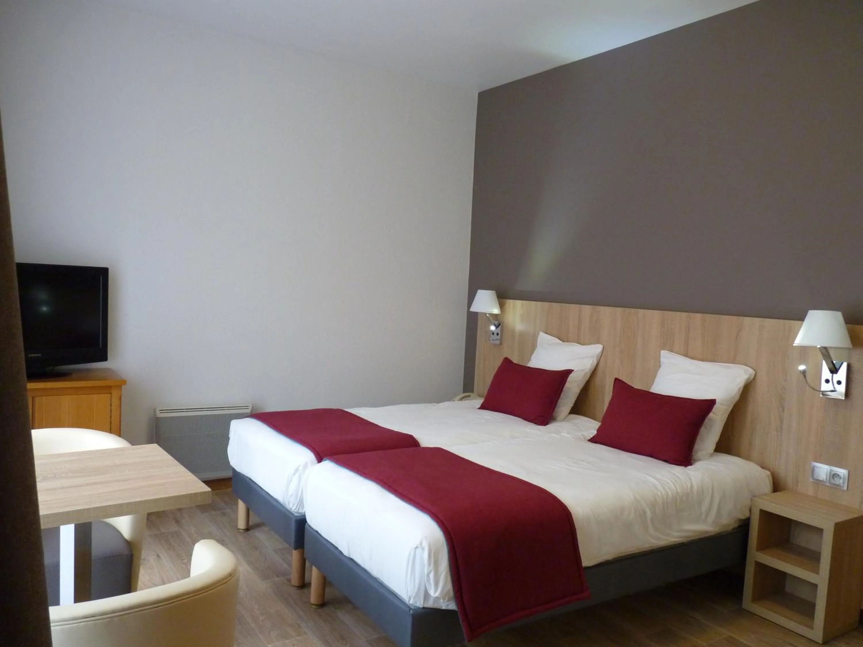 Two Connecting Double Rooms in Logis Hôtel Notre-Dame - restaurant ouvert midi et soir sauf dimanche soir