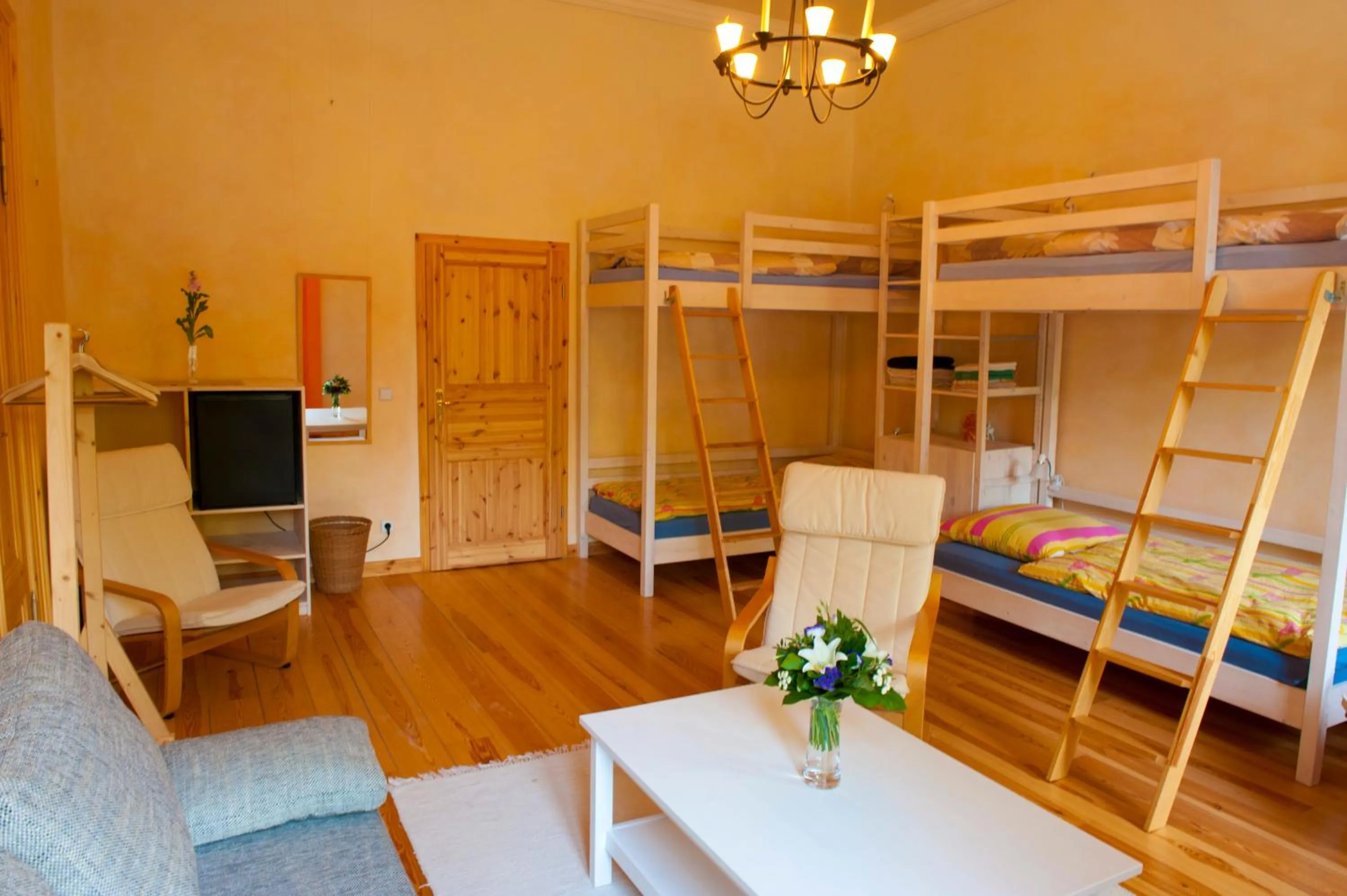 Family Room with Shared Bathroom in Excellent Apartments Kreuzberg