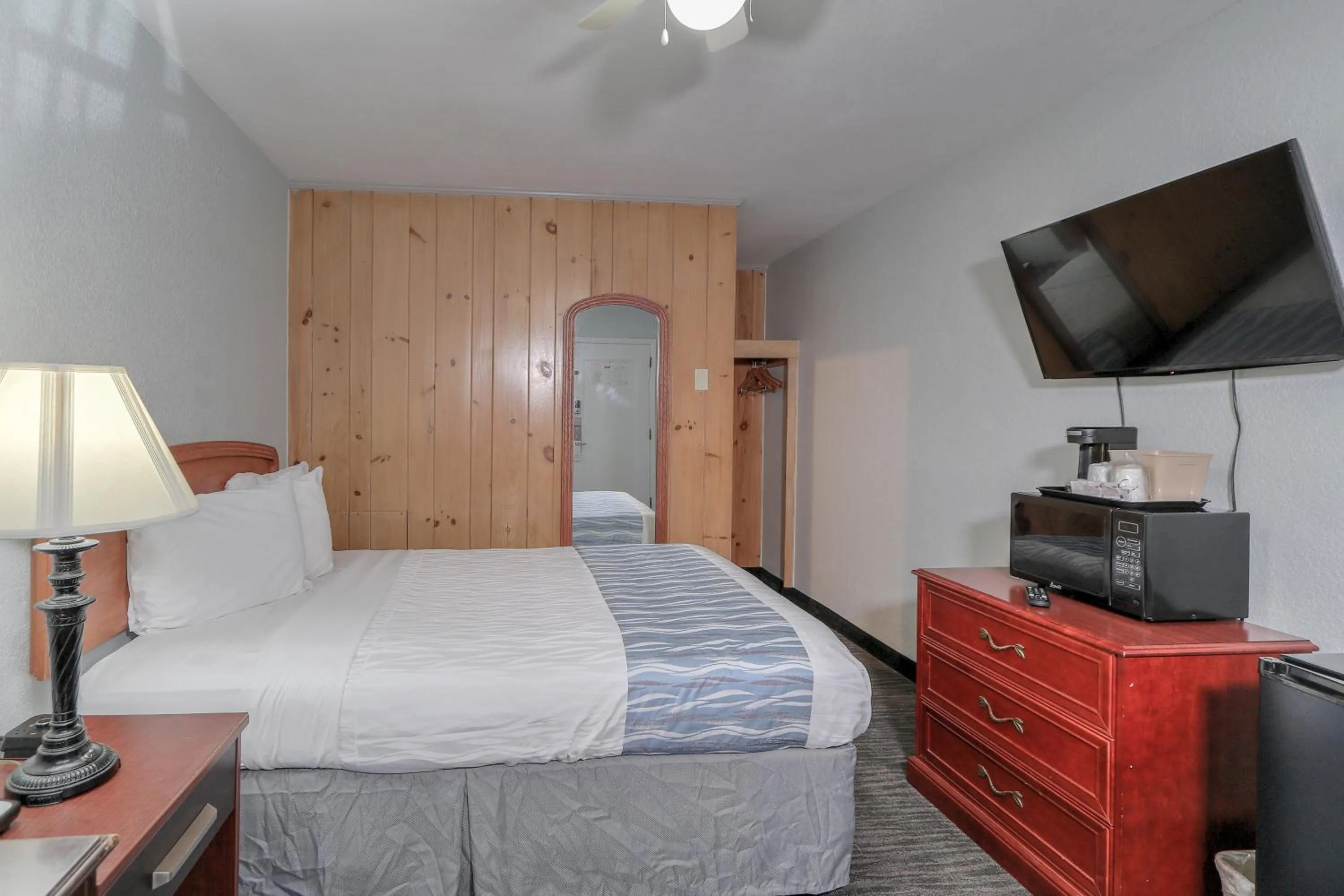 Single Queen Room in Belle Aire Motel - Downtown Convention Center - Gatlinburg