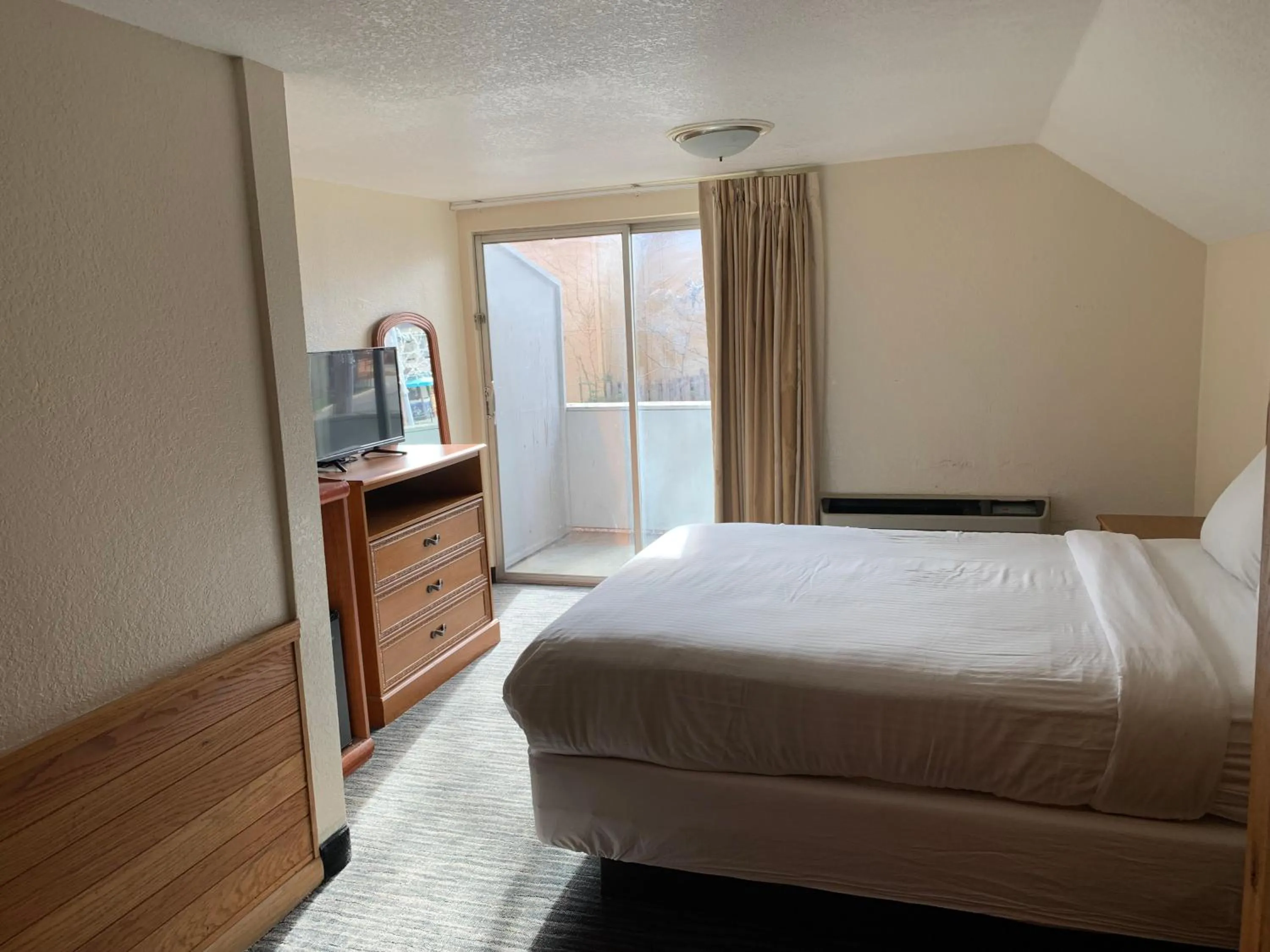 Single Queen Balcony Room in Belle Aire Motel - Downtown Convention Center - Gatlinburg