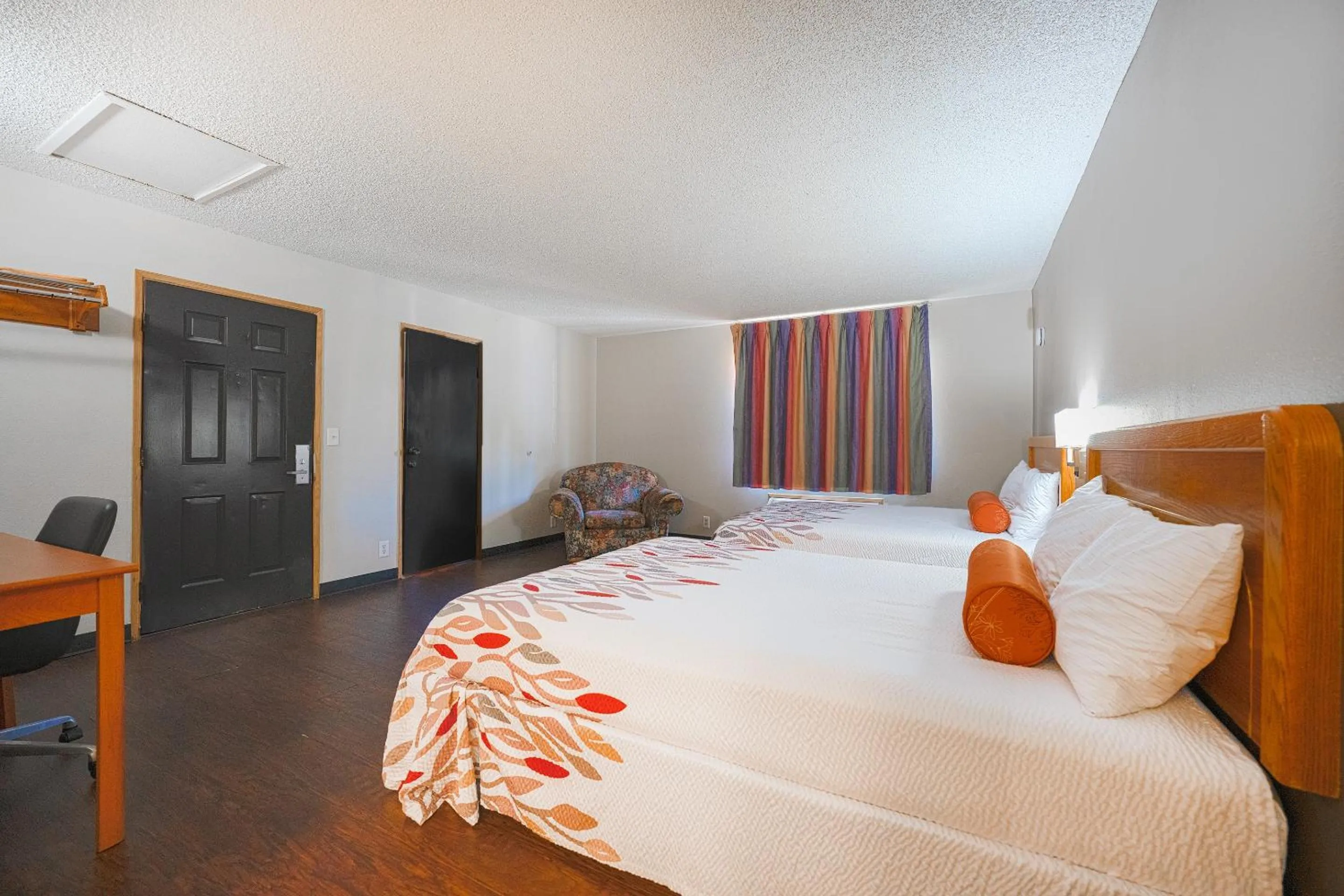 Premium 2 Queen Bed with Kitchenette in Budget Inn Gladstone By OYO - Portland Clackamas