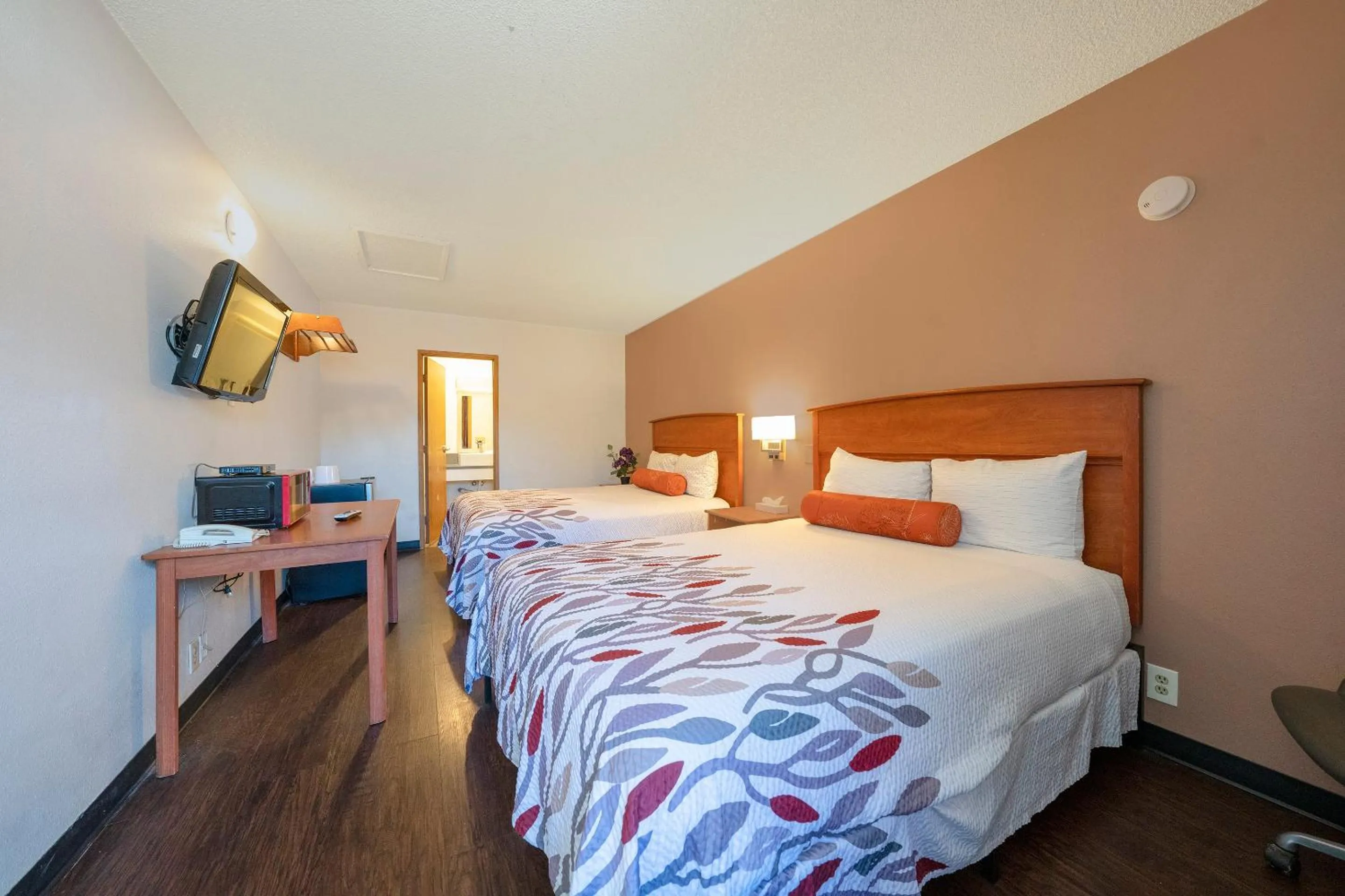 Queen Room with Two Queen Beds - Disability Access in Budget Inn Gladstone By OYO - Portland Clackamas