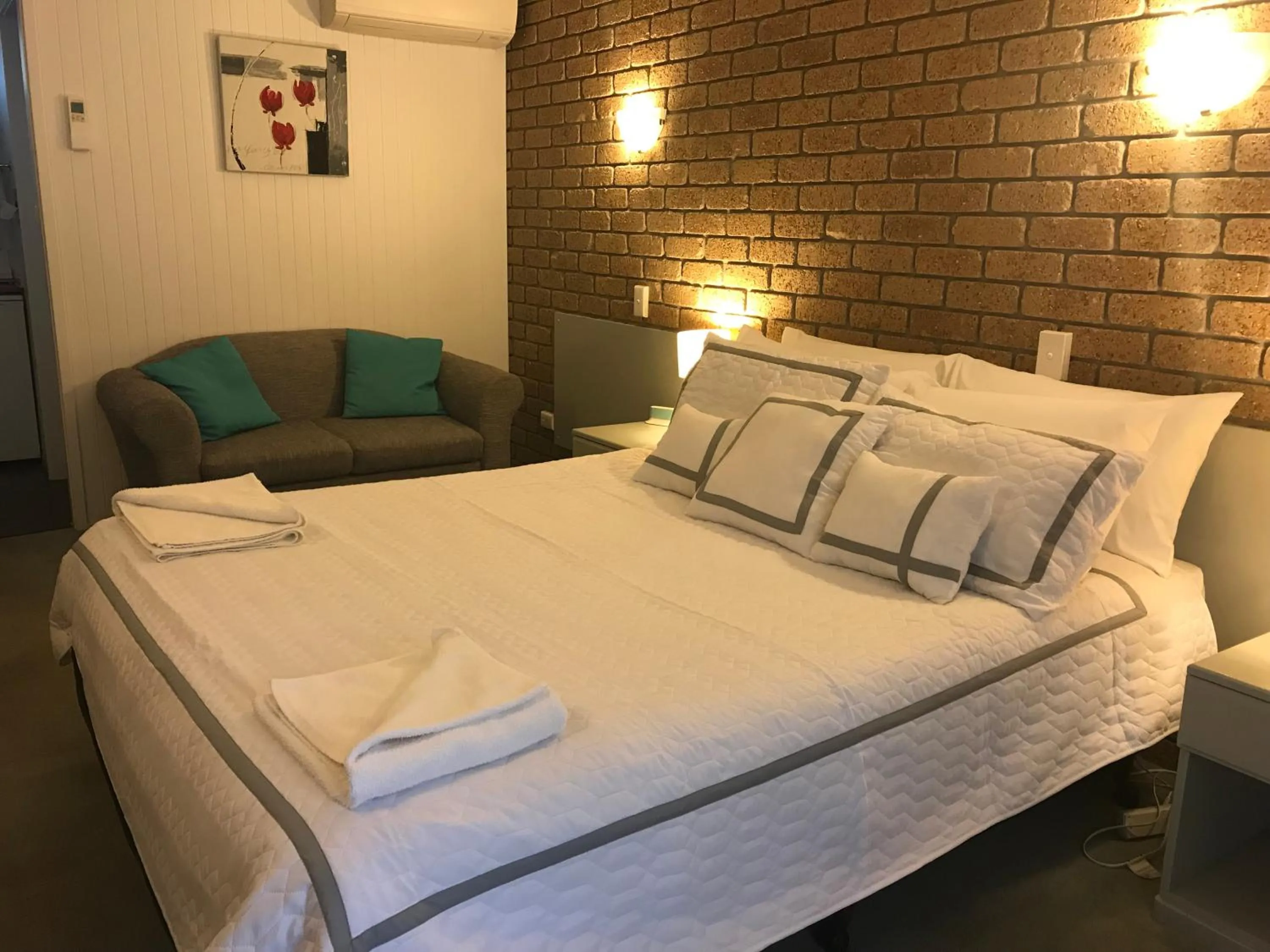 Queen Room in Mountain View Motor Inn & Holiday Lodges