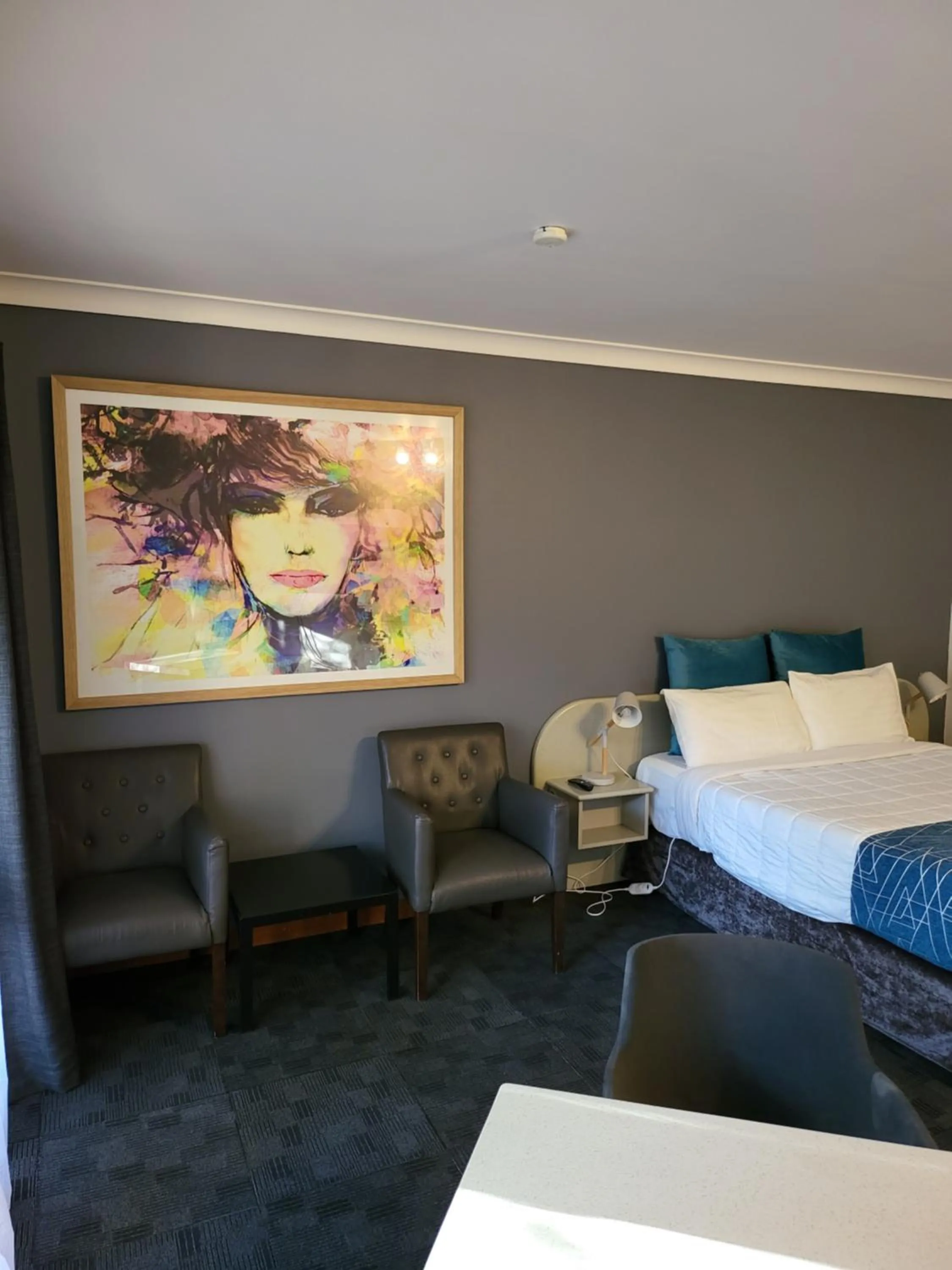 Queen Room with Spa Bath in Parkway Motel