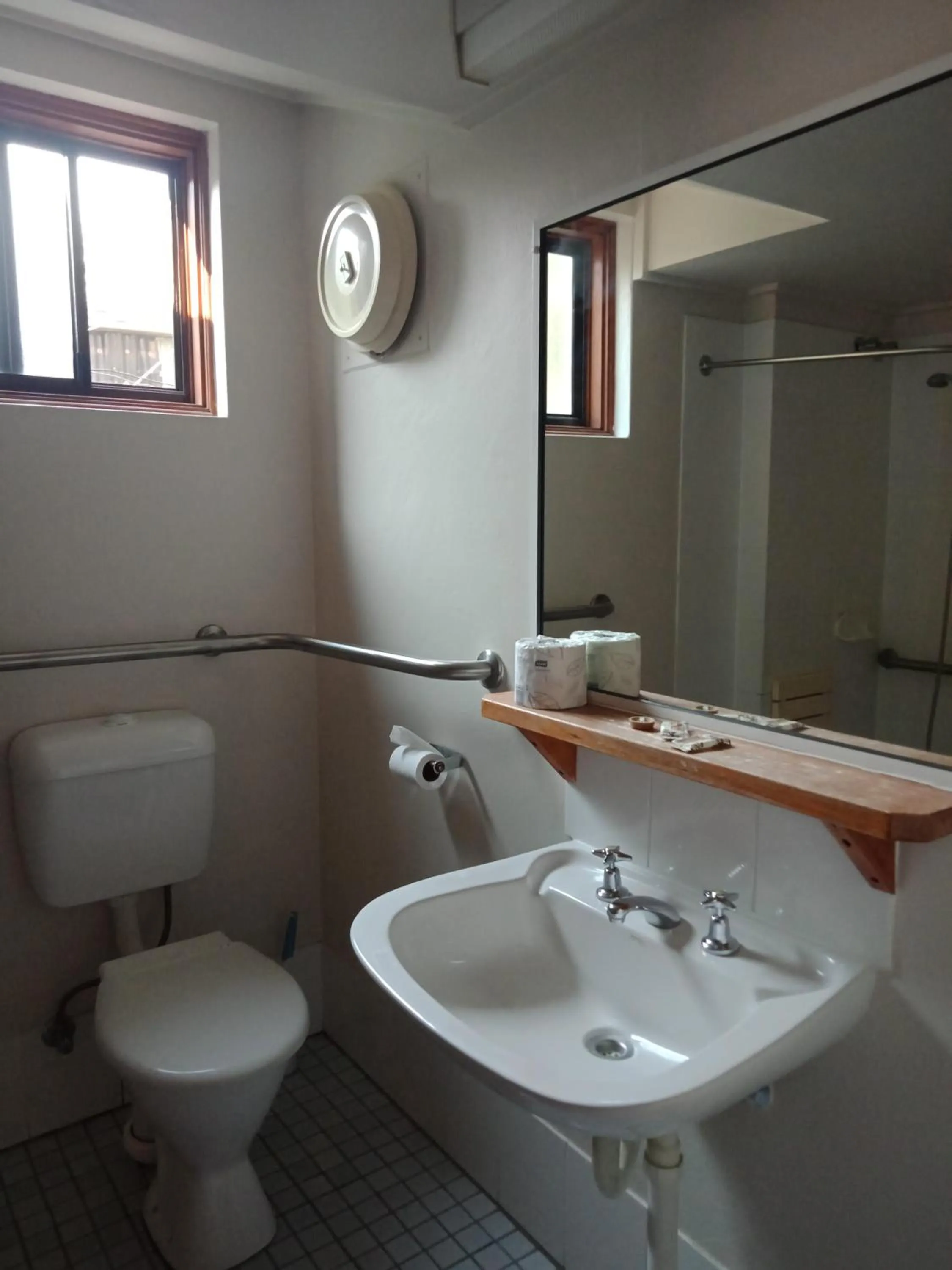 Double or Twin Room - Disability Access in Parkway Motel