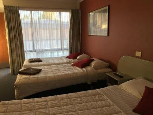 Triple Room in Parkway Motel