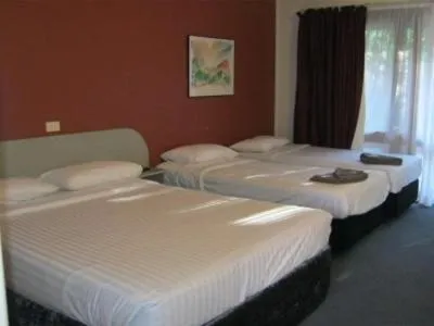 Deluxe Family Room in Parkway Motel