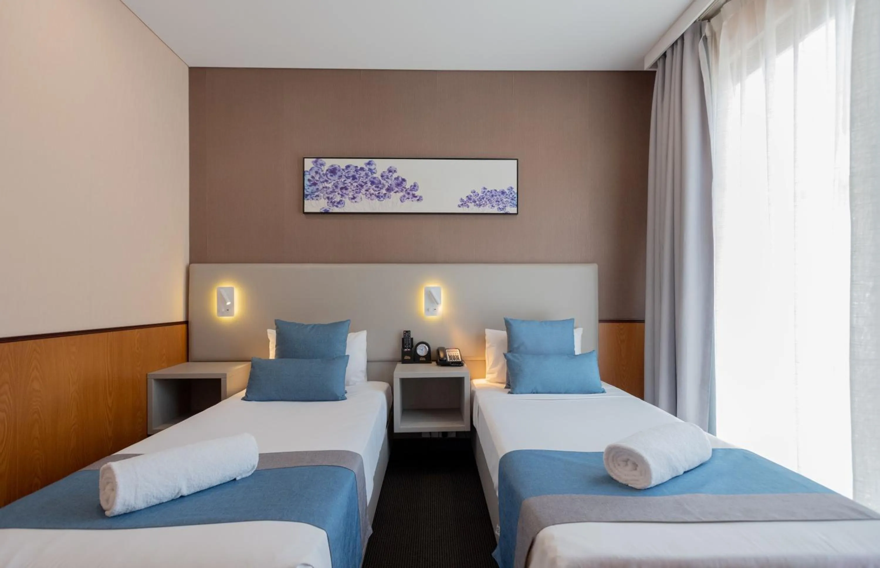 Twin Room with Balcony in YEHS Hotel Sydney QVB