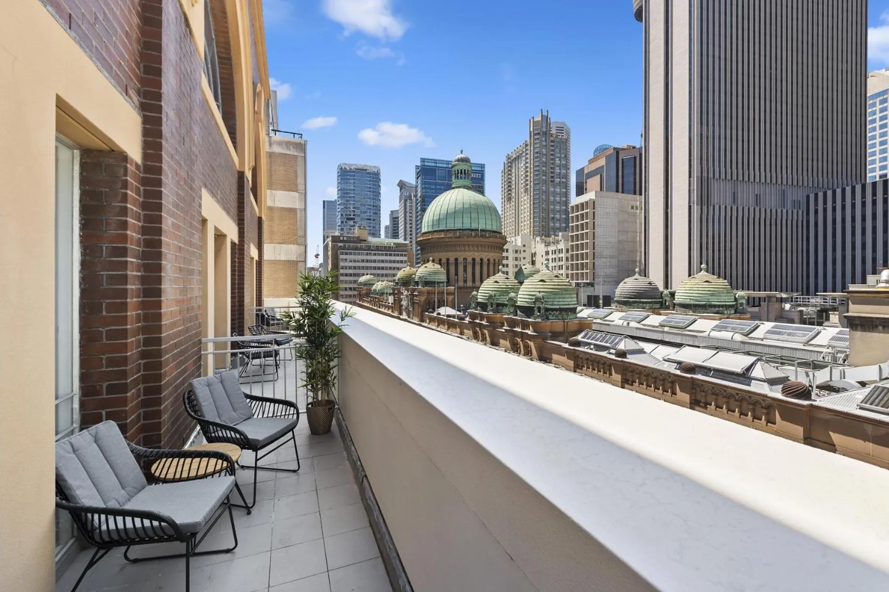 Deluxe Queen Room with Balcony in YEHS Hotel Sydney QVB