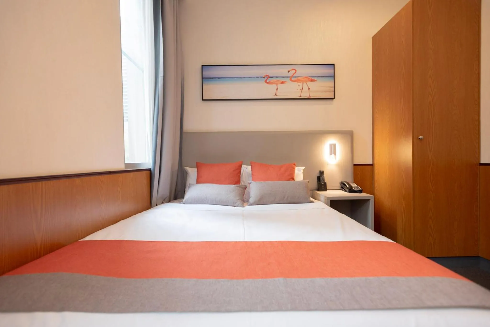 Premium Queen Room with City View in YEHS Hotel Sydney QVB