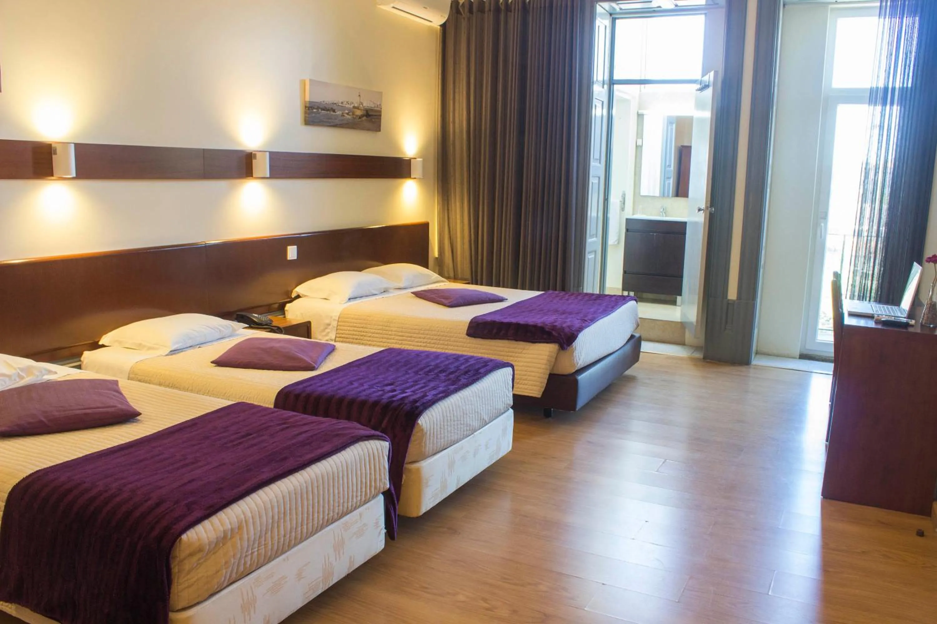 Family Suite with Balcony and Garden View in Hotel Estoril Porto