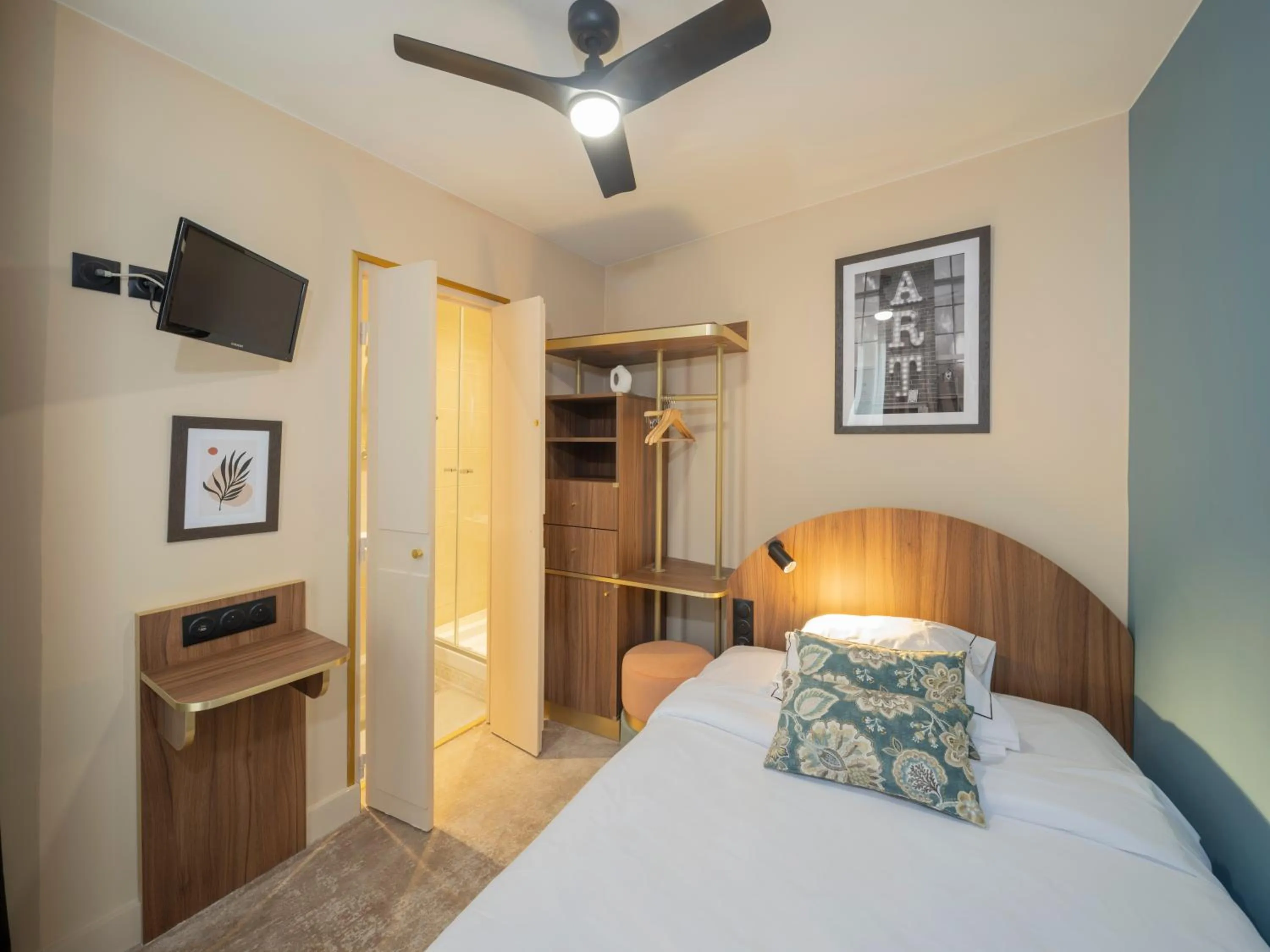 Tiny Single Room (9 m2) in Hotel Boronali - Nouvellement rénové